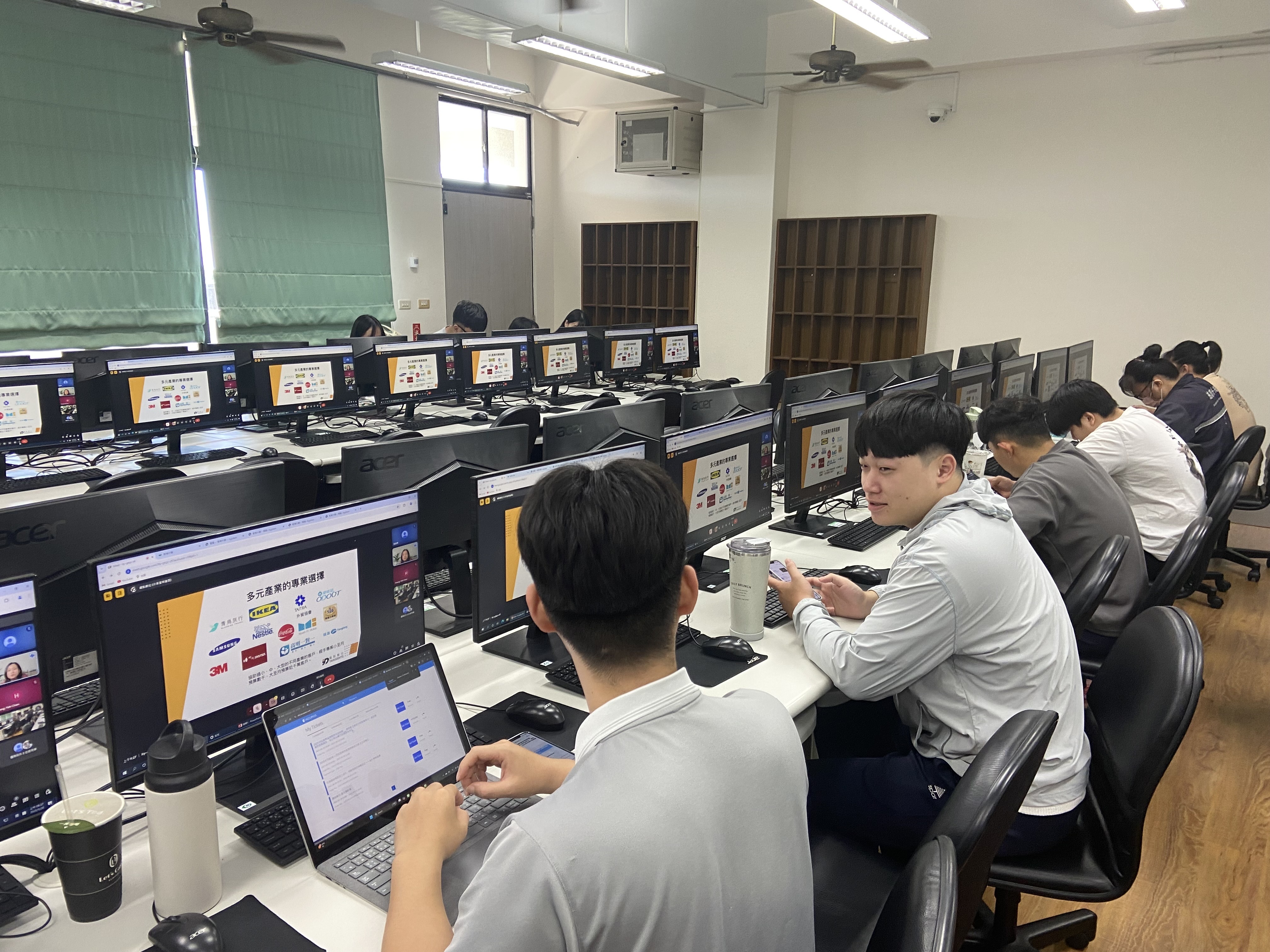 講師針對各組製作的Google 搜尋廣告內容進行解析，提供專業建議與改進方向。