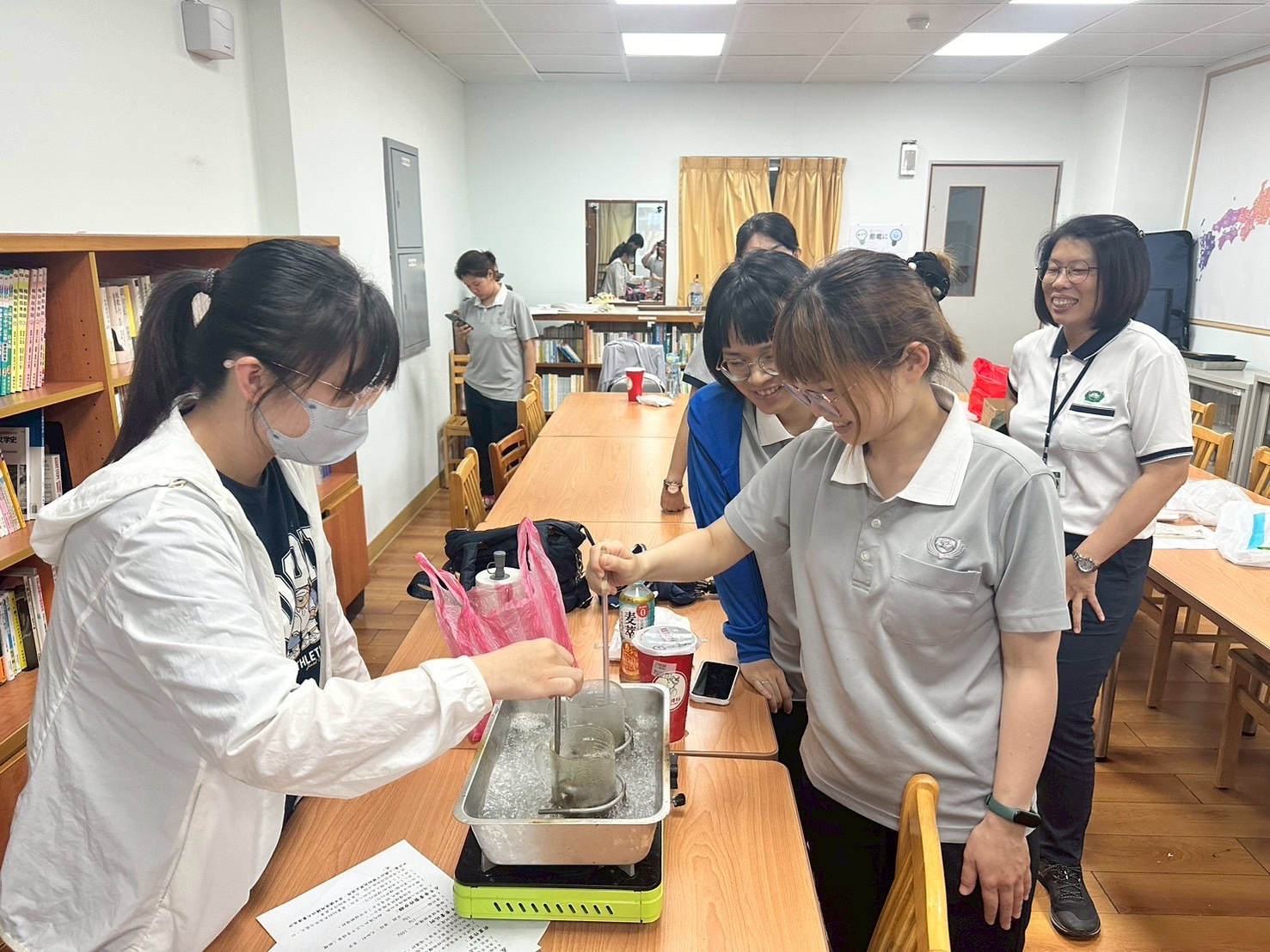 同學體驗製作左手香膏