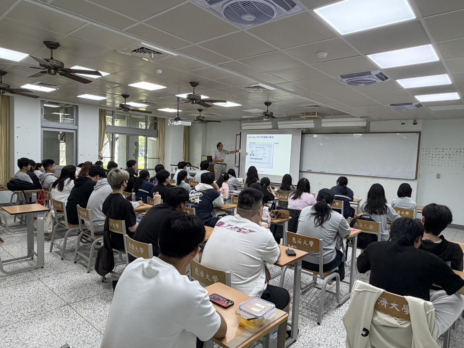 學生專注聆聽並進行反思