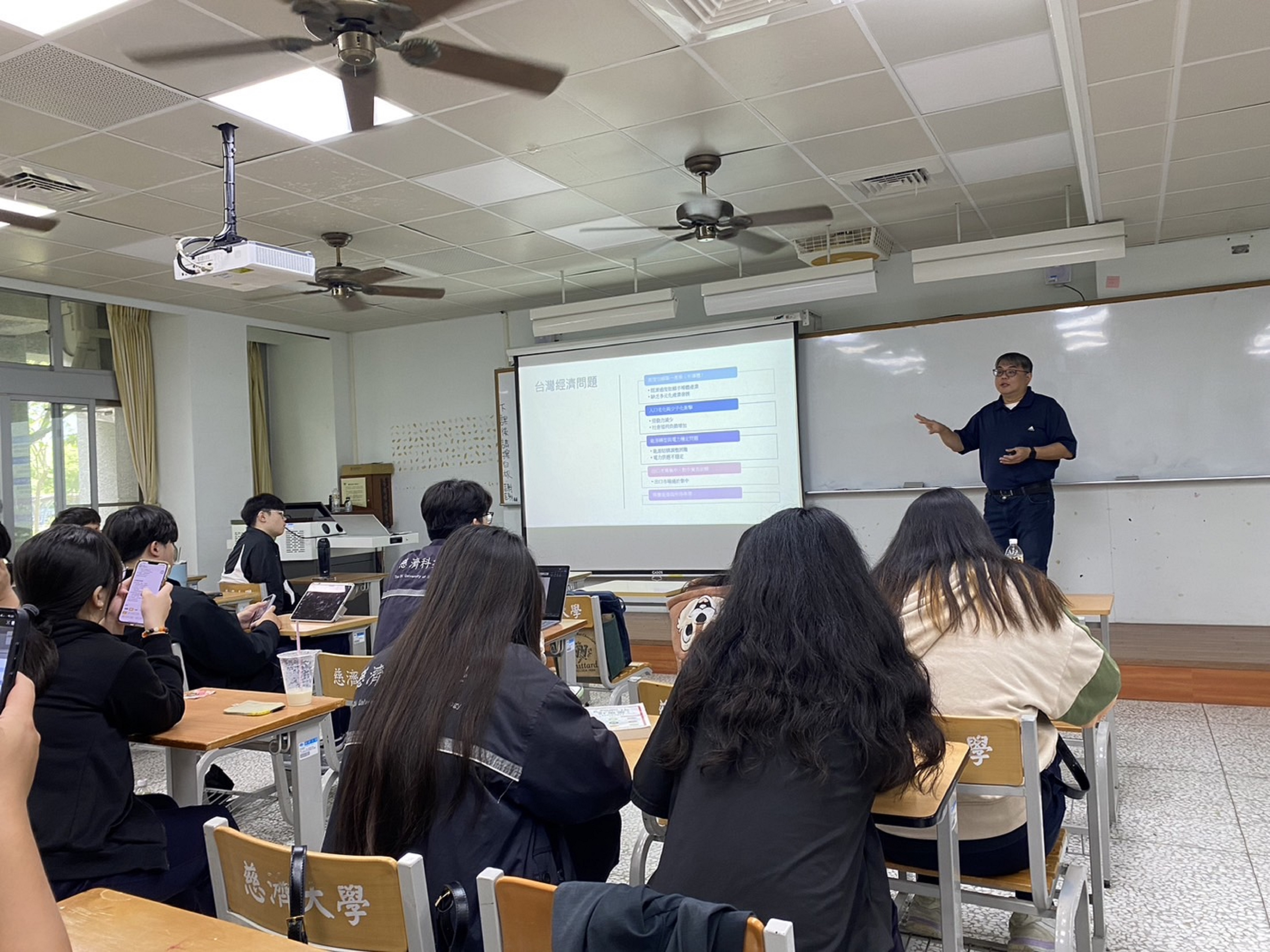講師侯永暉處長進行自我介紹，並為學生釐清半導體產業的基本架構與國際發展脈絡。