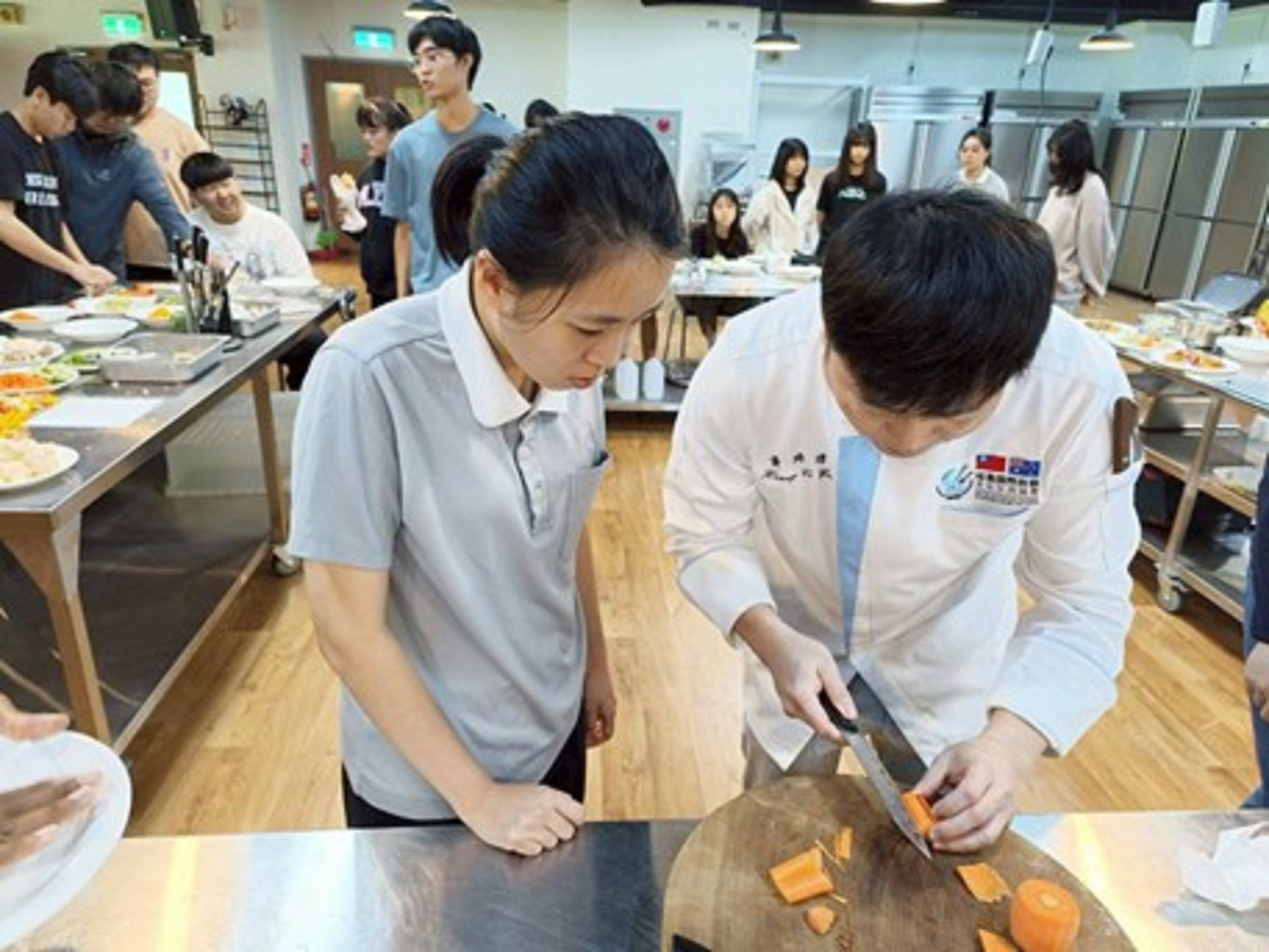 黃琦瑋老師示範胡麻菌菇涼麵、醬香素扇貝、素食塔香三杯雞料理