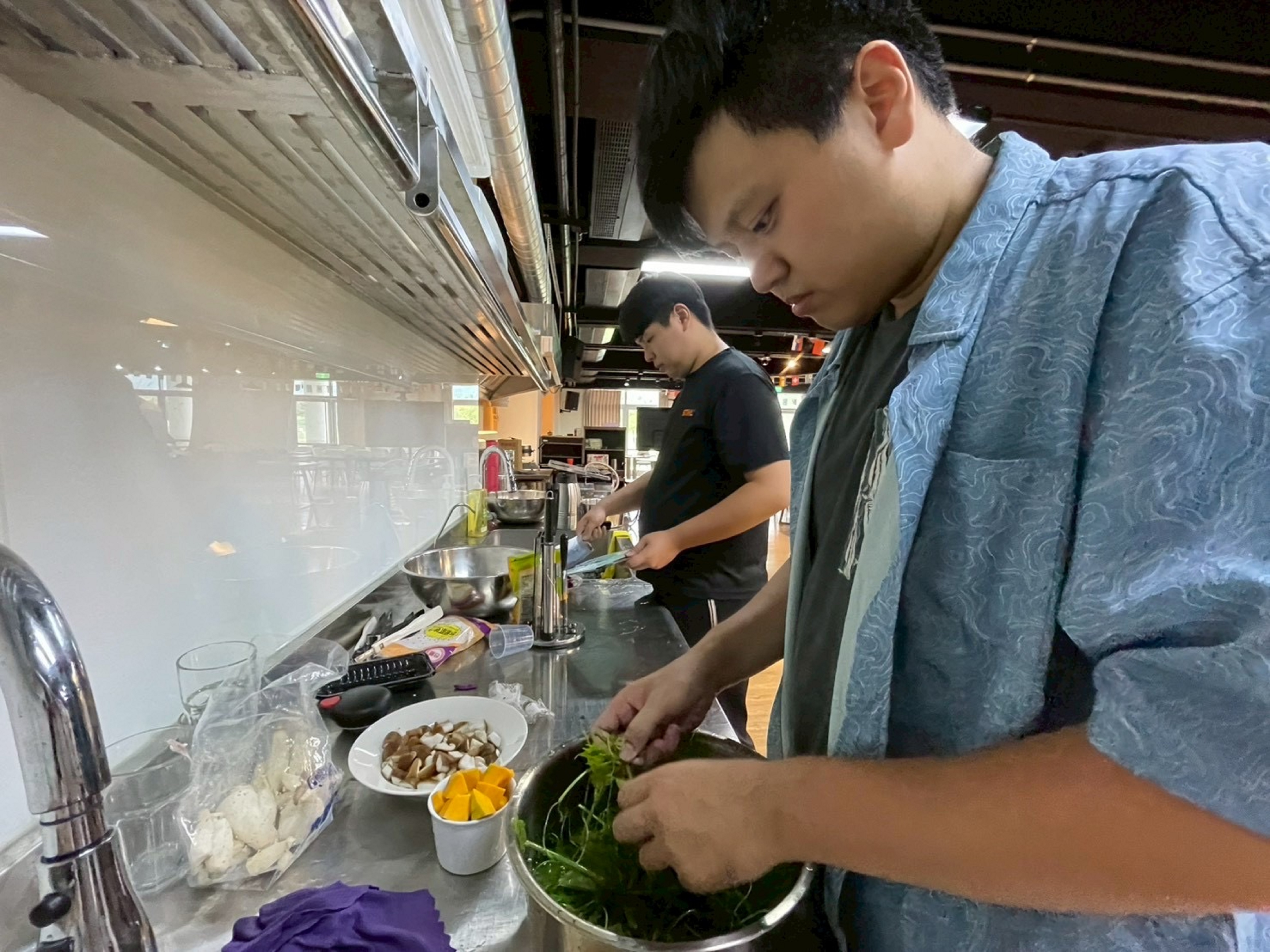 同學準備烹飪前置作業