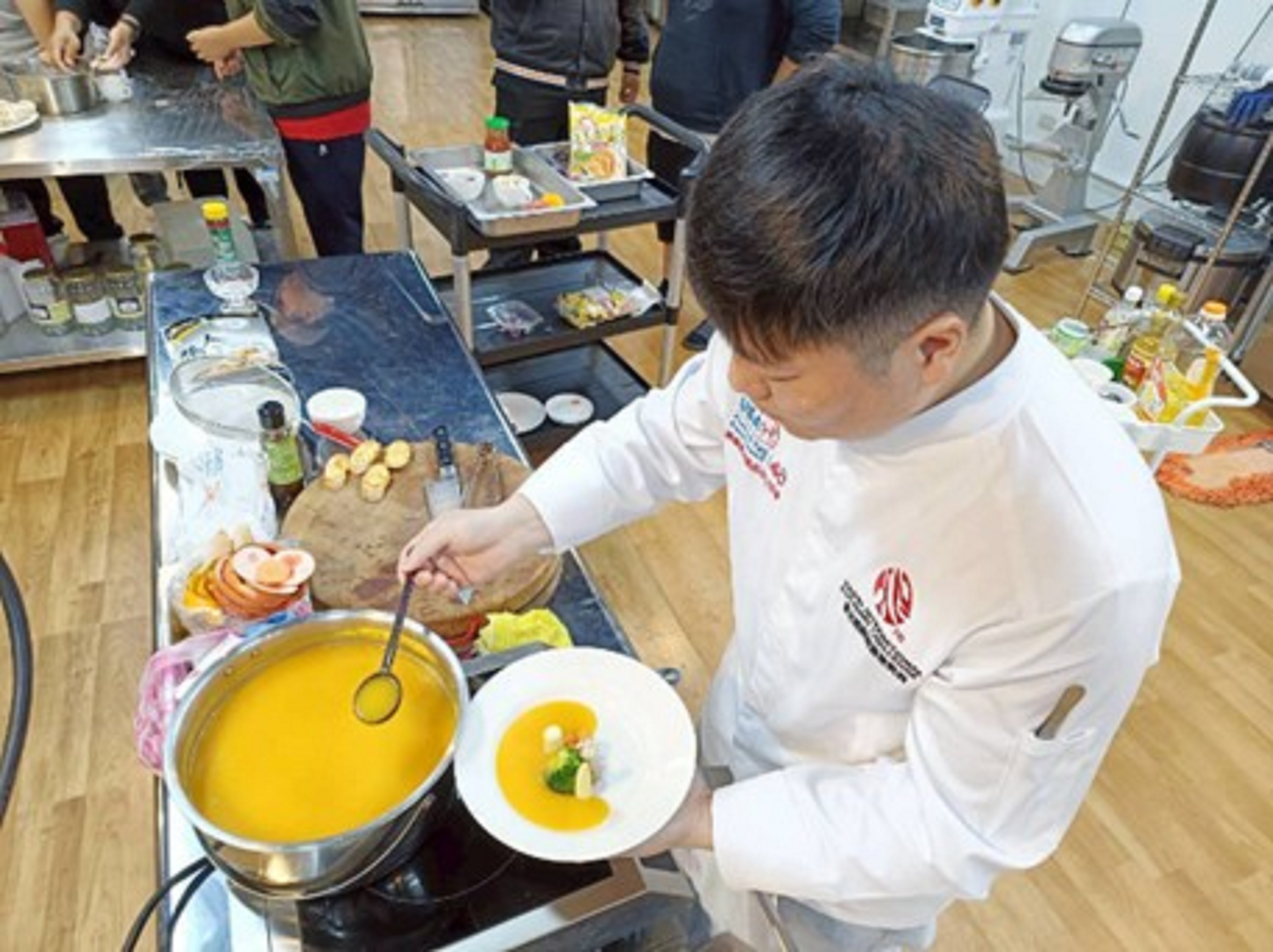 黃琦瑋老師示範蕃茄蔬食義大利麵餃、焗烤南瓜濃湯、田園小農生菜沙拉佐和風醬汁料理