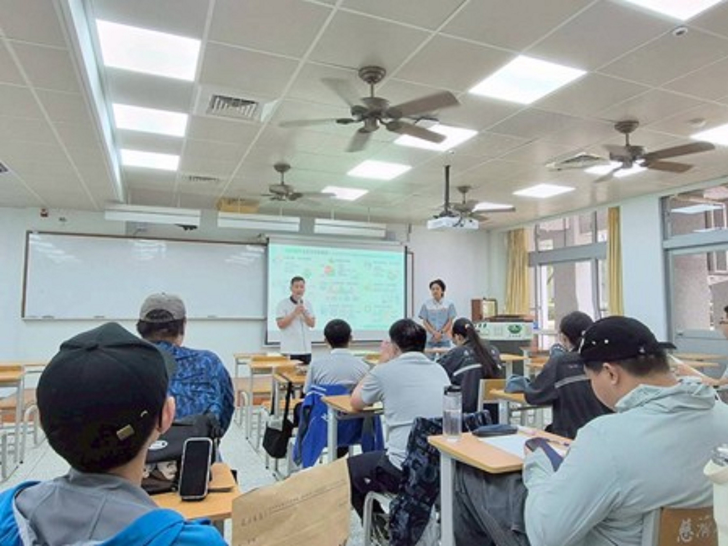 徐宜成老師介紹講座授課教師：｢統一超商｣加盟主-陳羿臣老師