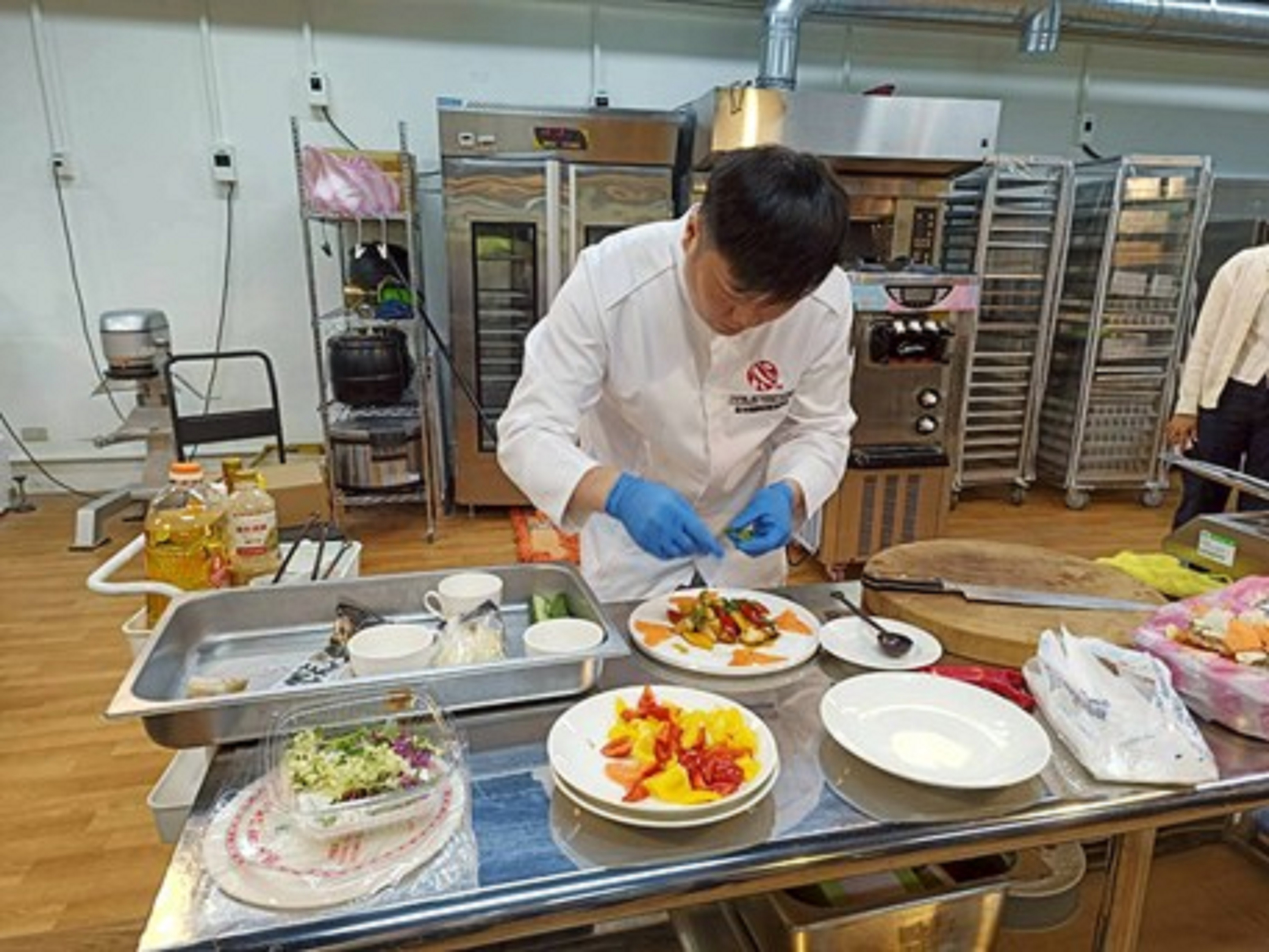 黃琦瑋老師示範胡麻菌菇涼麵、醬香素扇貝、素食塔香三杯雞料理