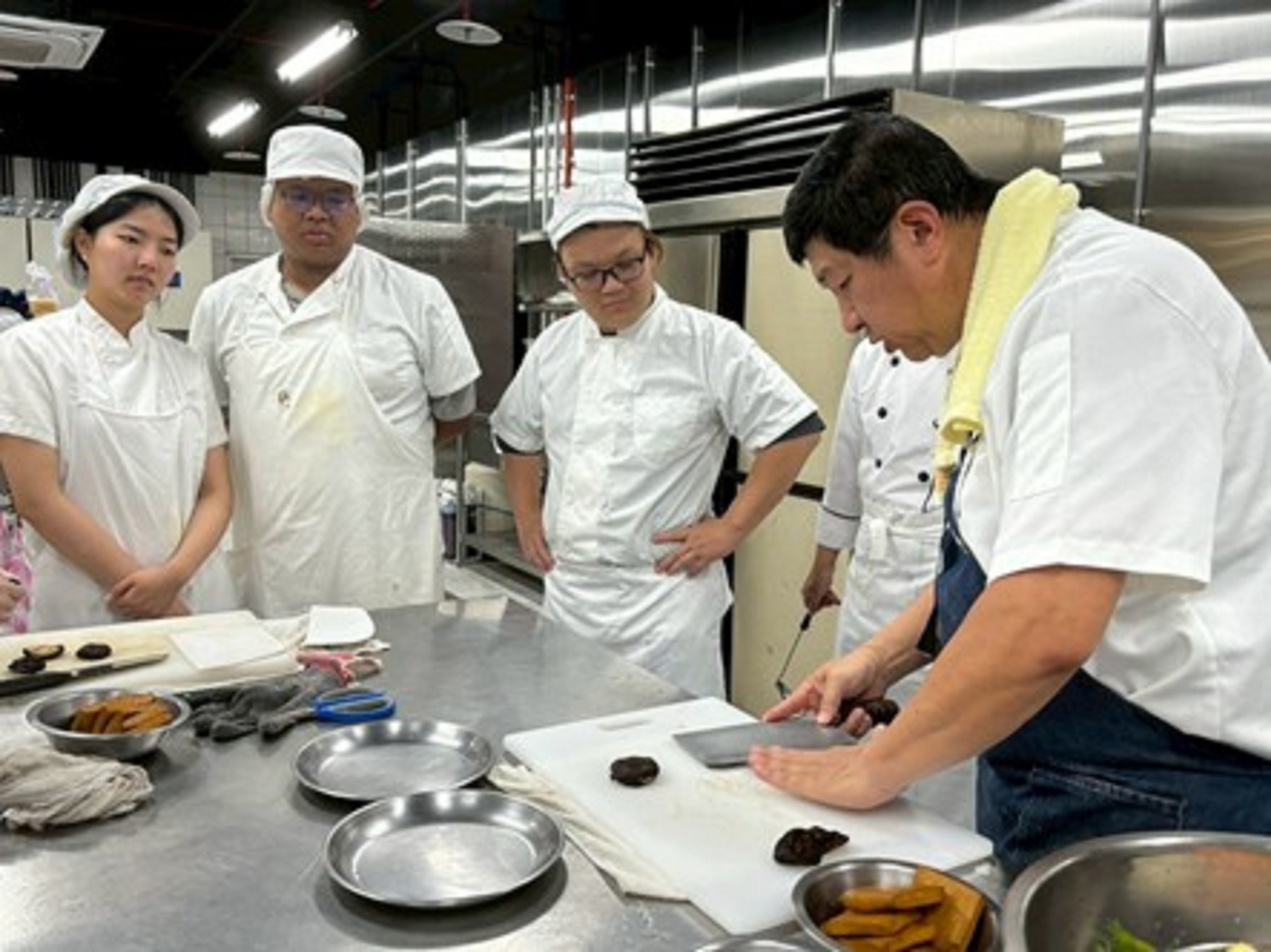 楊銘文老師示範「冰花煎餃」製作情形