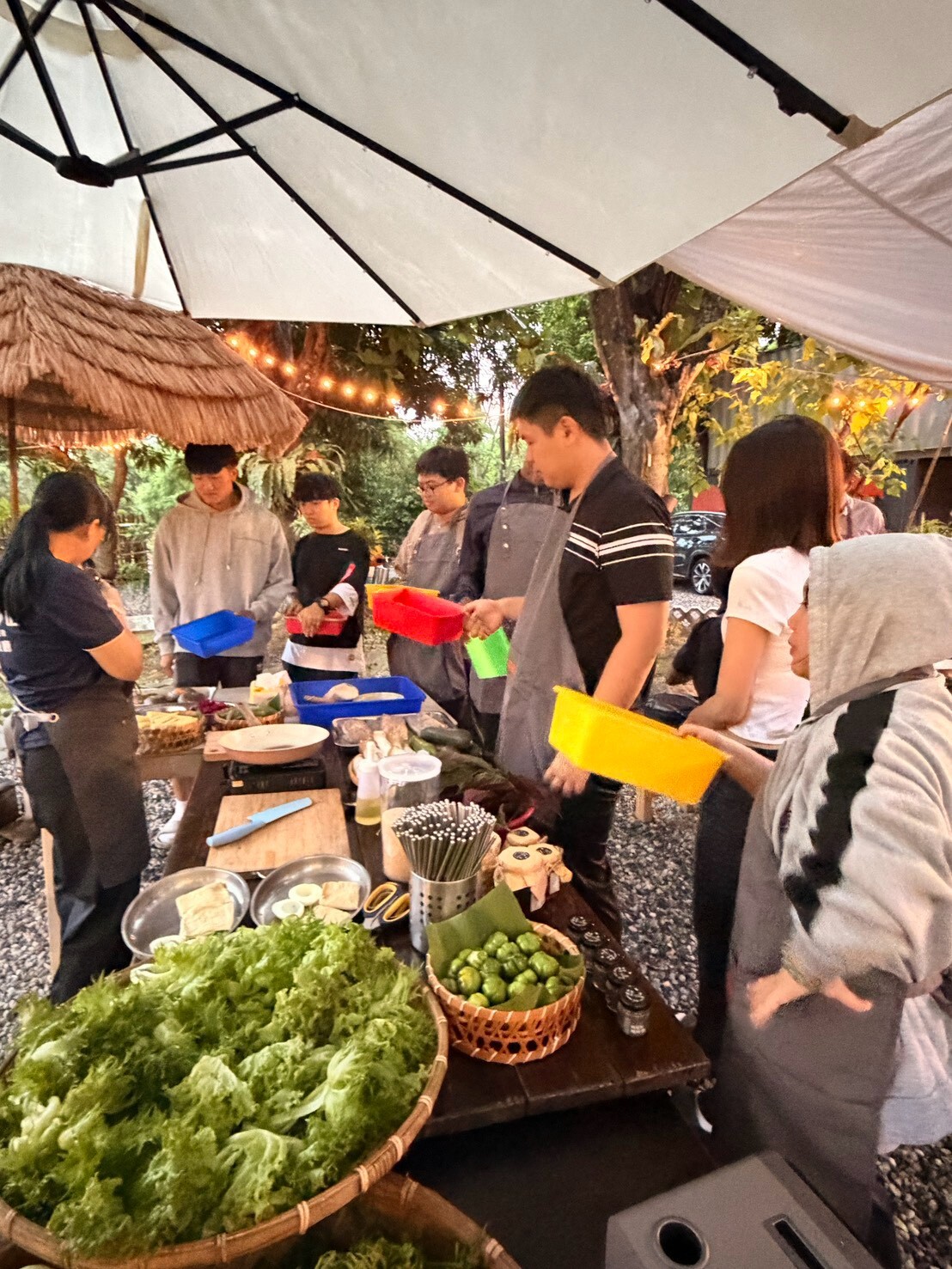學生領取食材