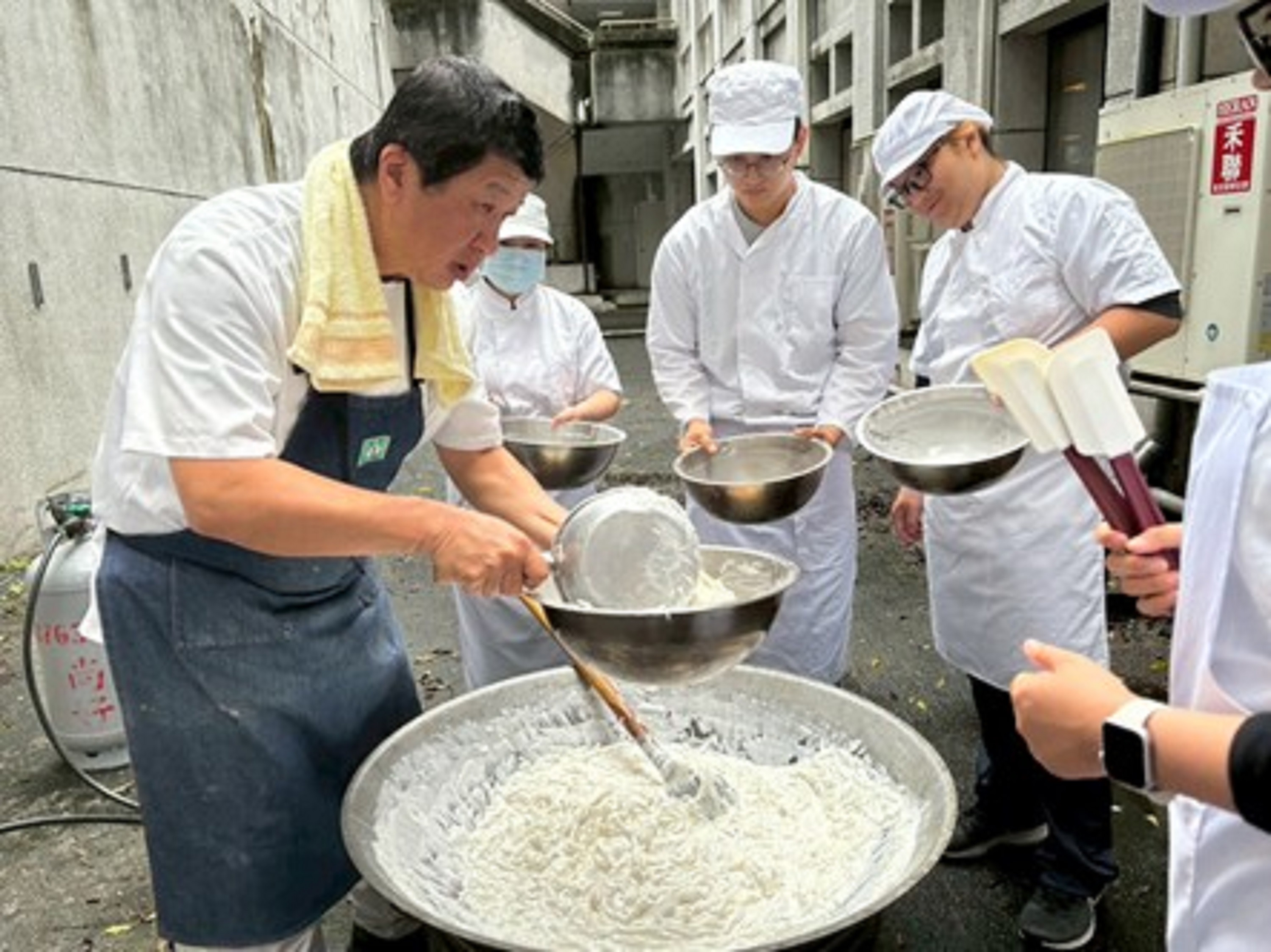 師生一起製作「蘿蔔糕」情形