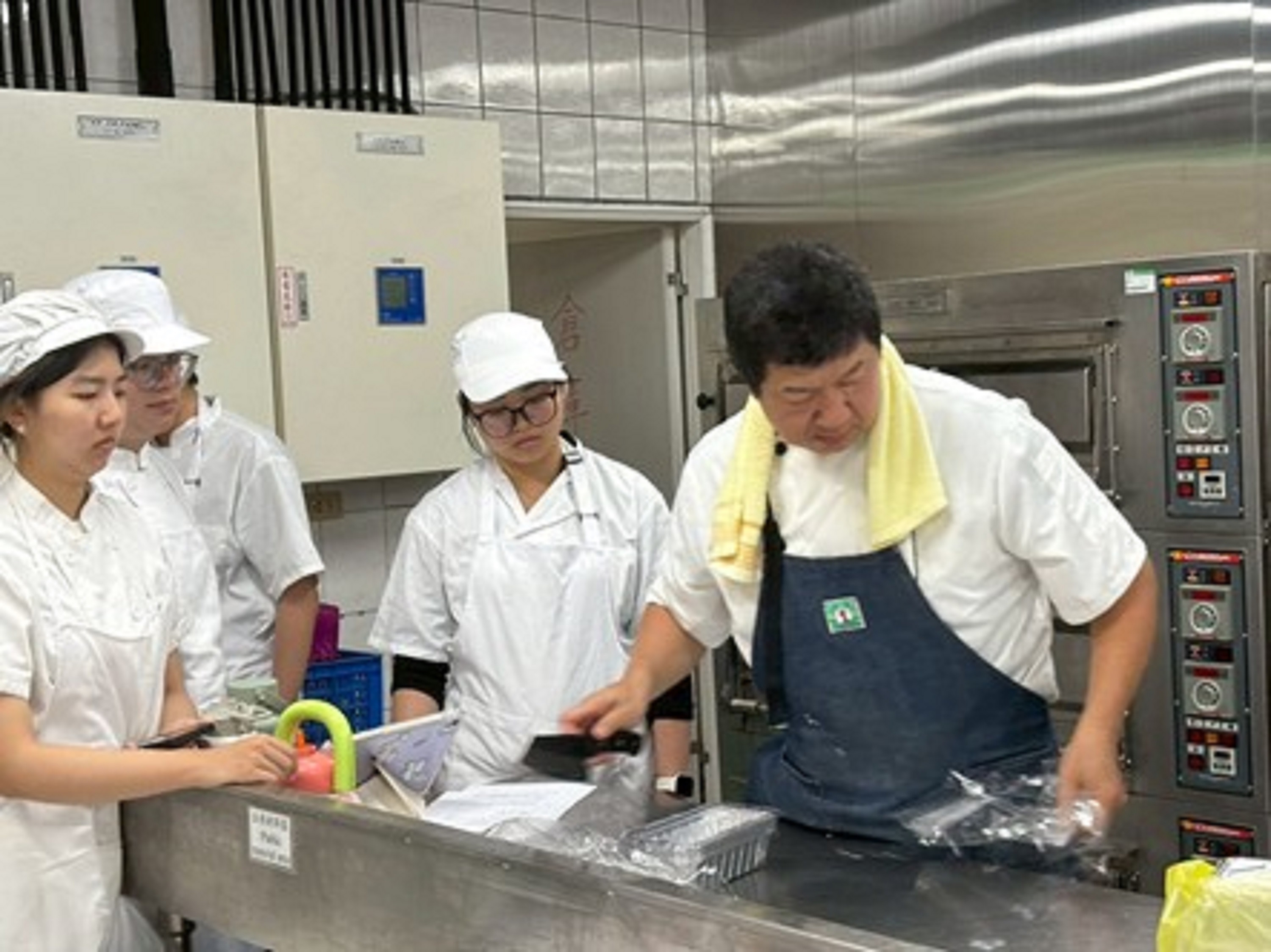 楊銘文老師示範「蘿蔔糕」製作情形