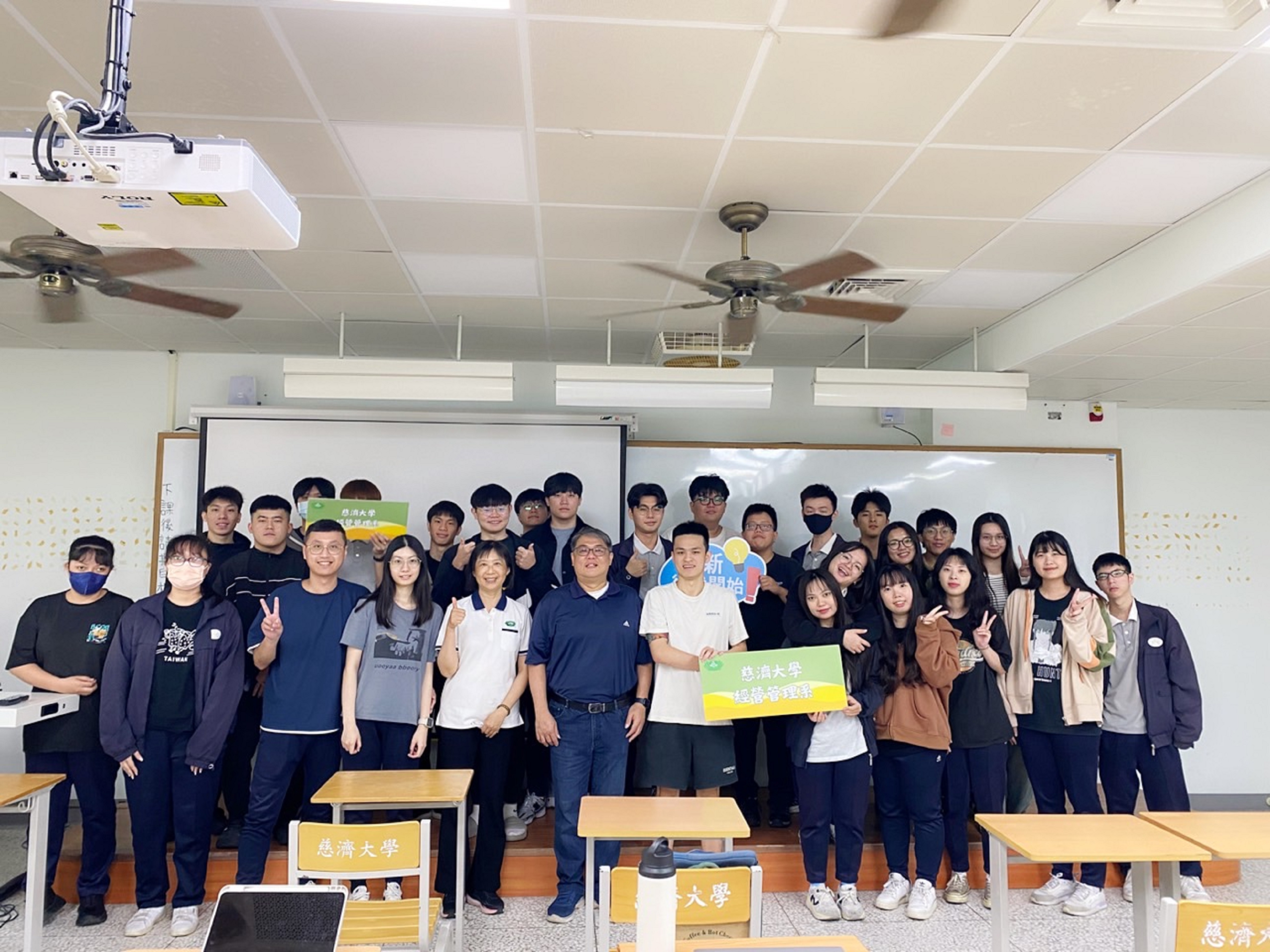 講座結束後，講師與同學們一同合影留念，紀錄本次富有啟發性的學習經驗。