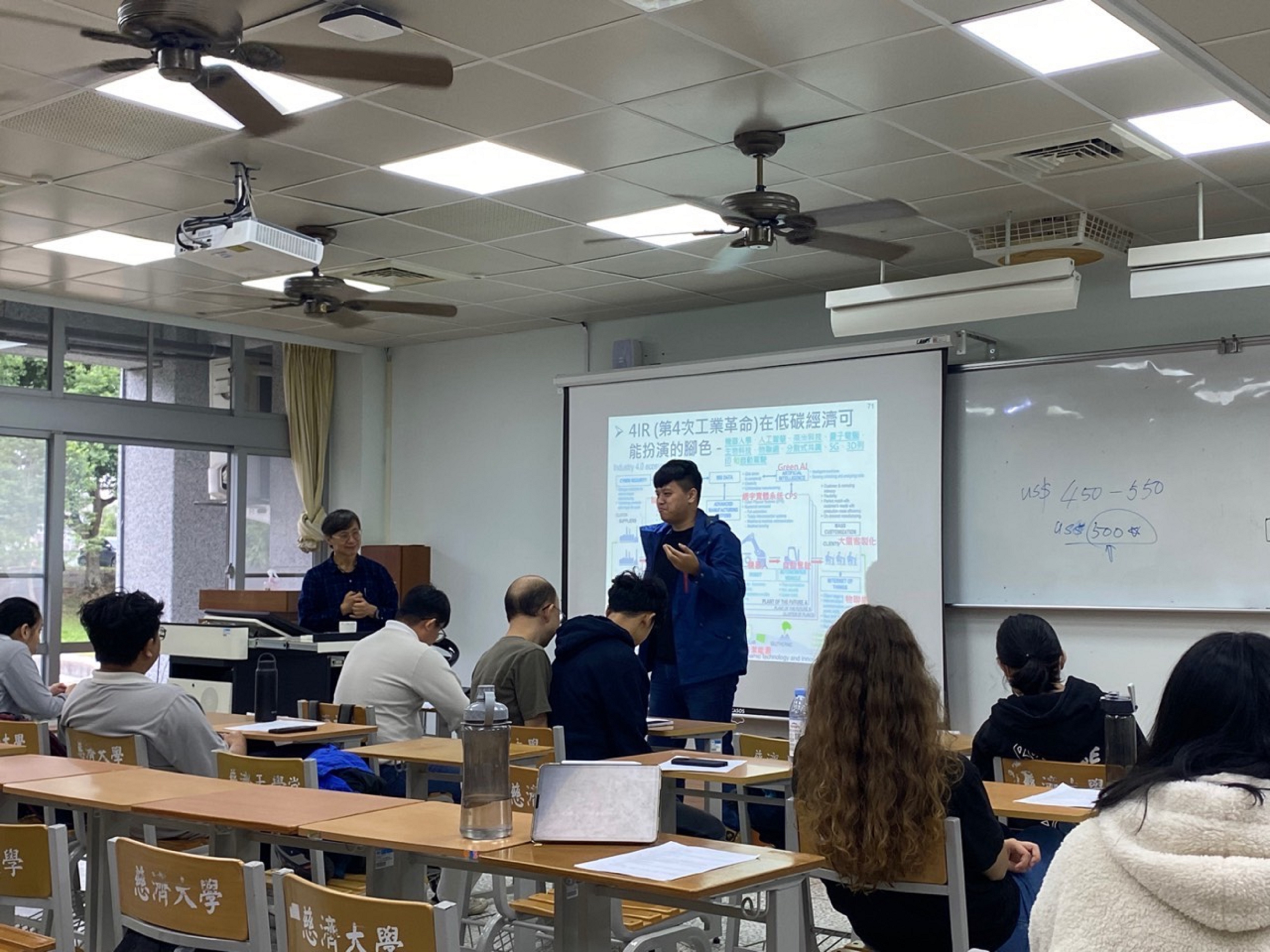 同學進行未來關鍵技術對於實現碳經濟藍圖之見解