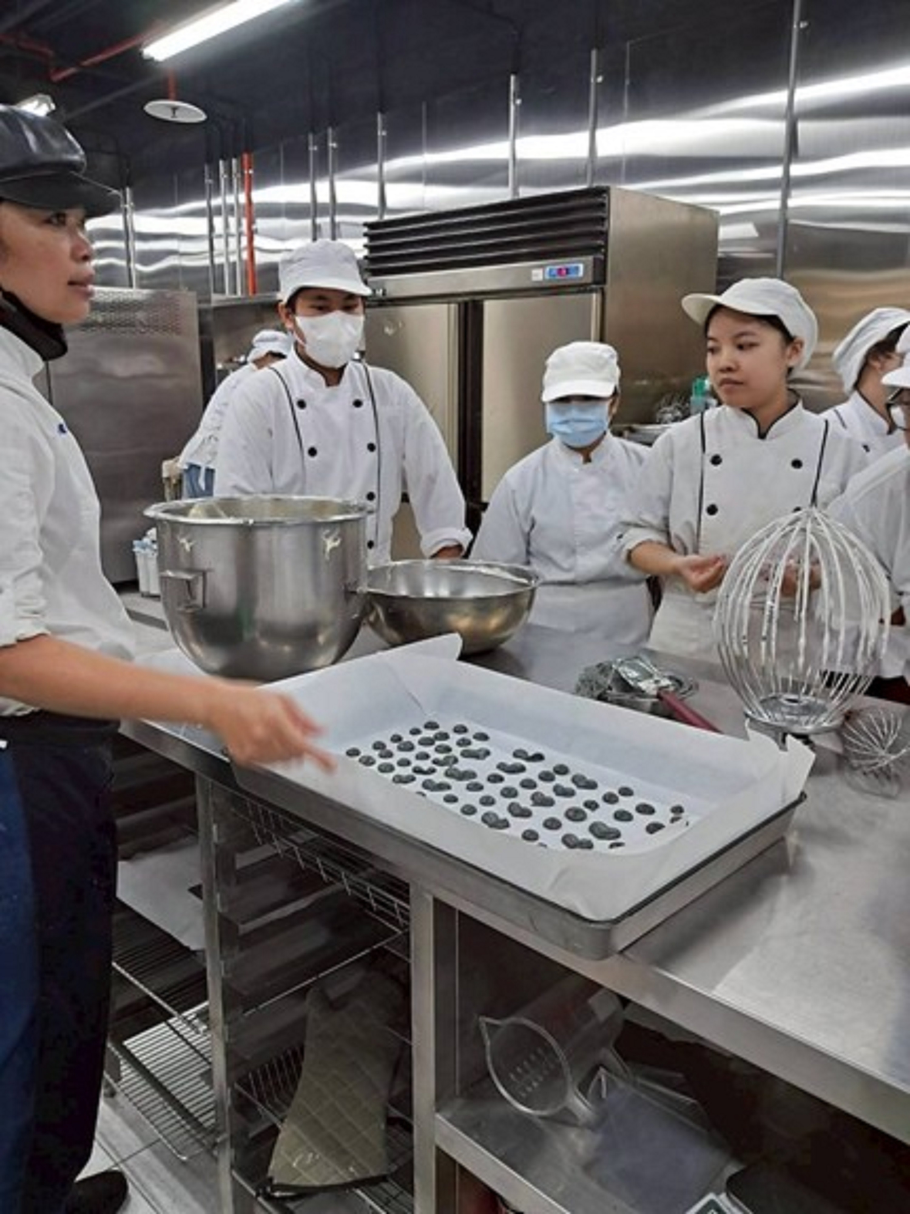 吳盈螢老師示範「彩繪鮮蒸芋泥蛋糕捲」製作情形