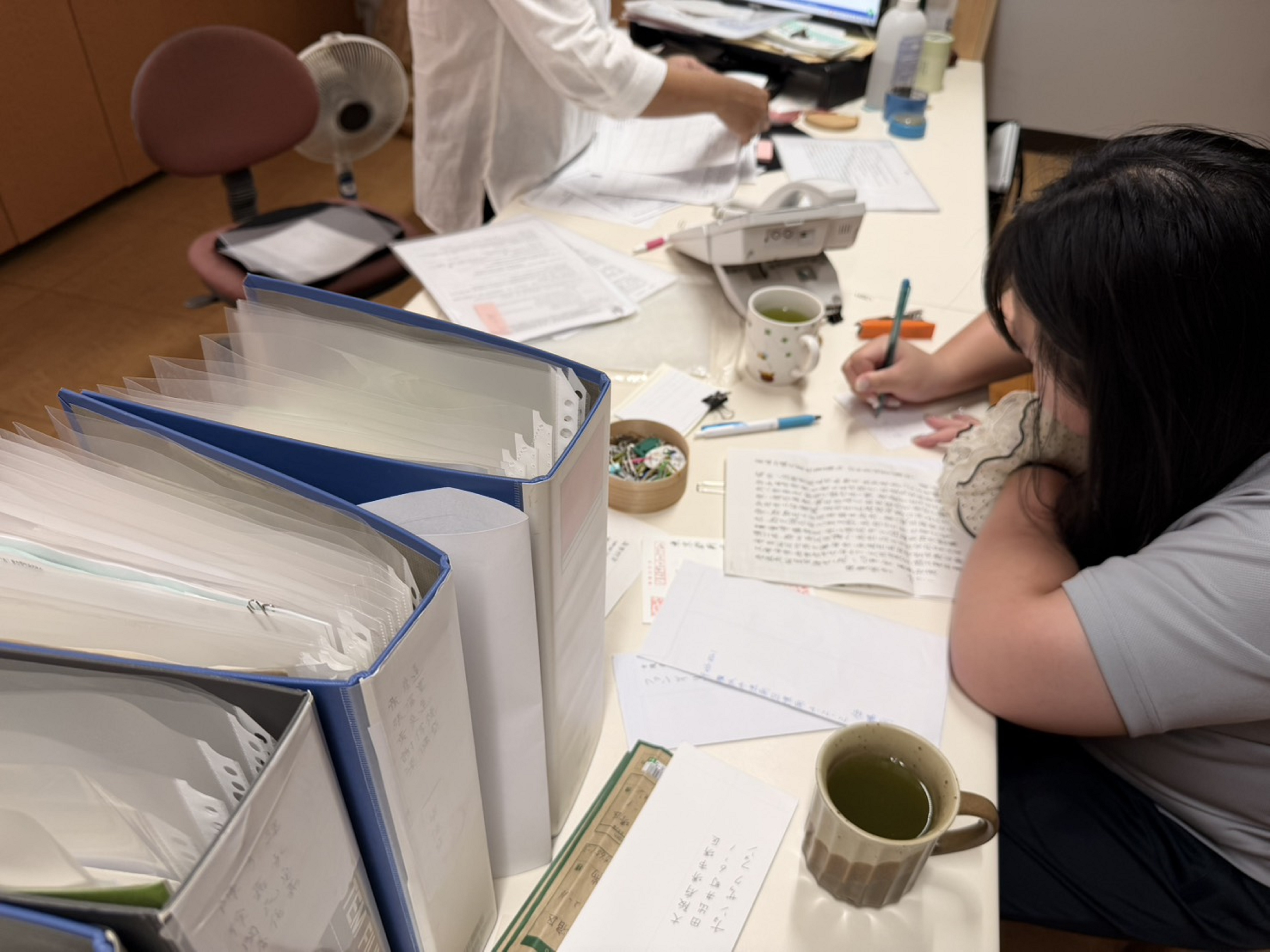 同學將信件依照日期逐一排序歸檔