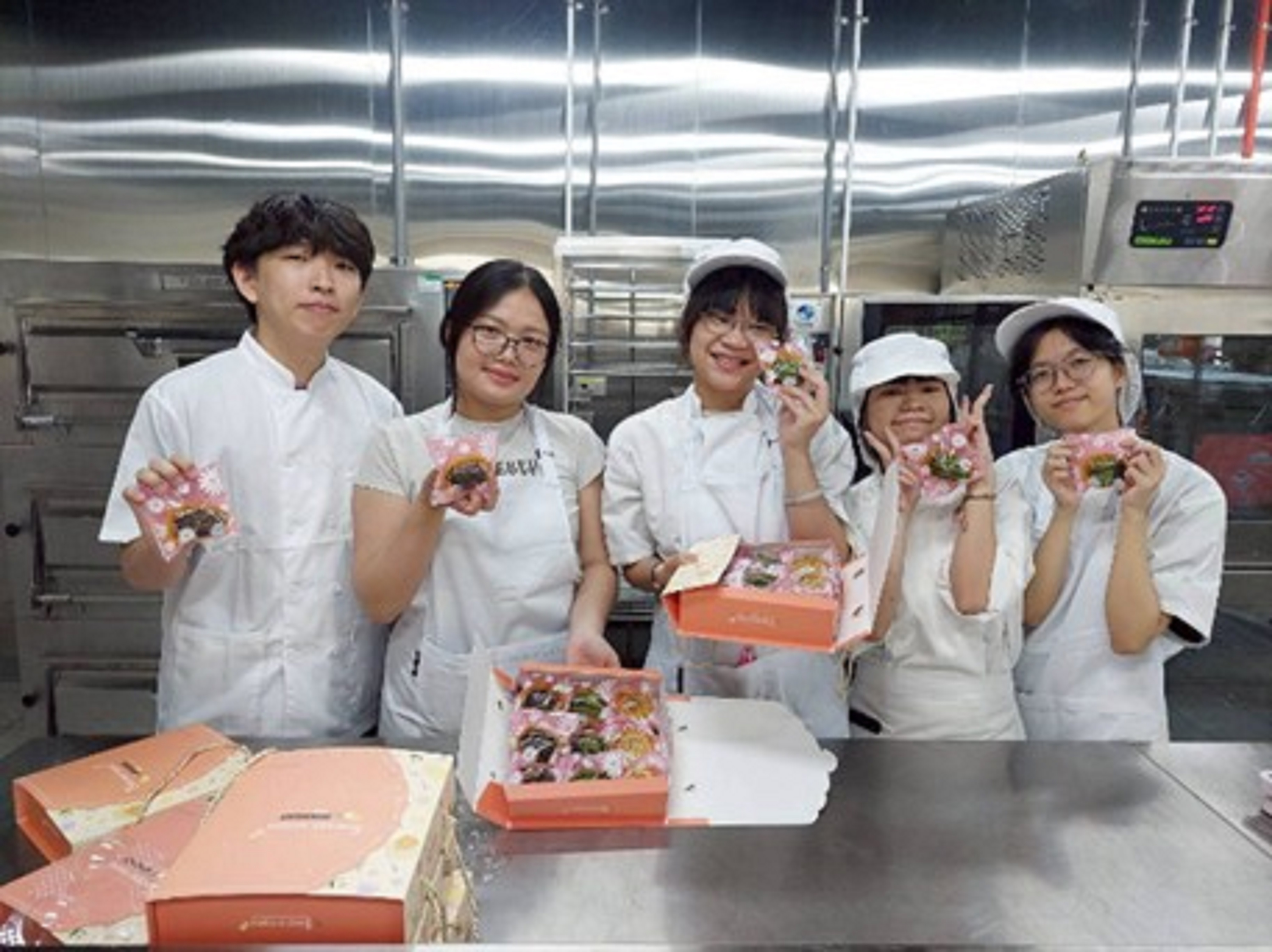 展示蛋黃酥、西瓜酥與芋頭酥禮盒