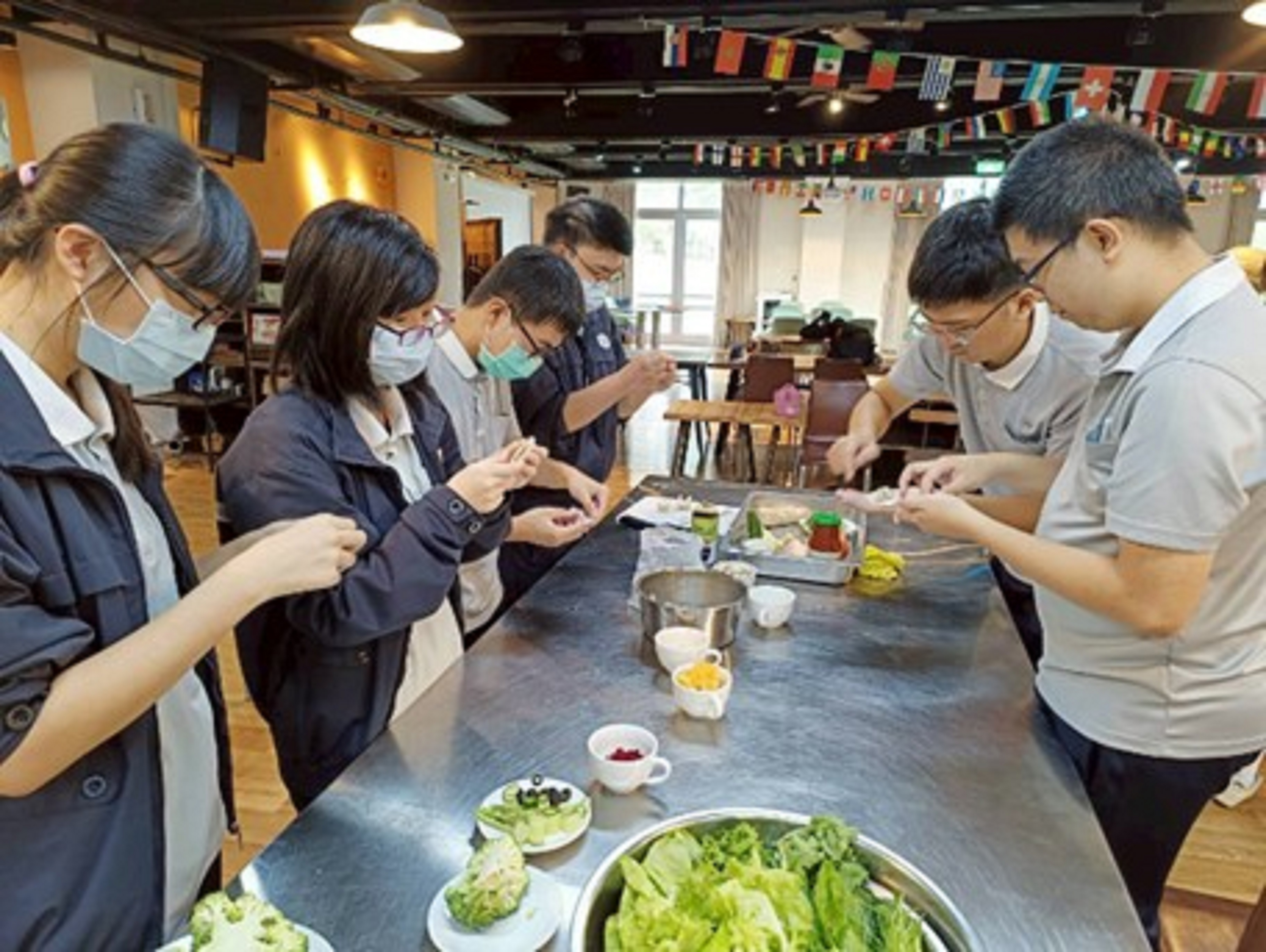 學生製作蕃茄蔬食義大利麵餃、焗烤南瓜濃湯、田園小農生菜沙拉佐和風醬汁料理情形