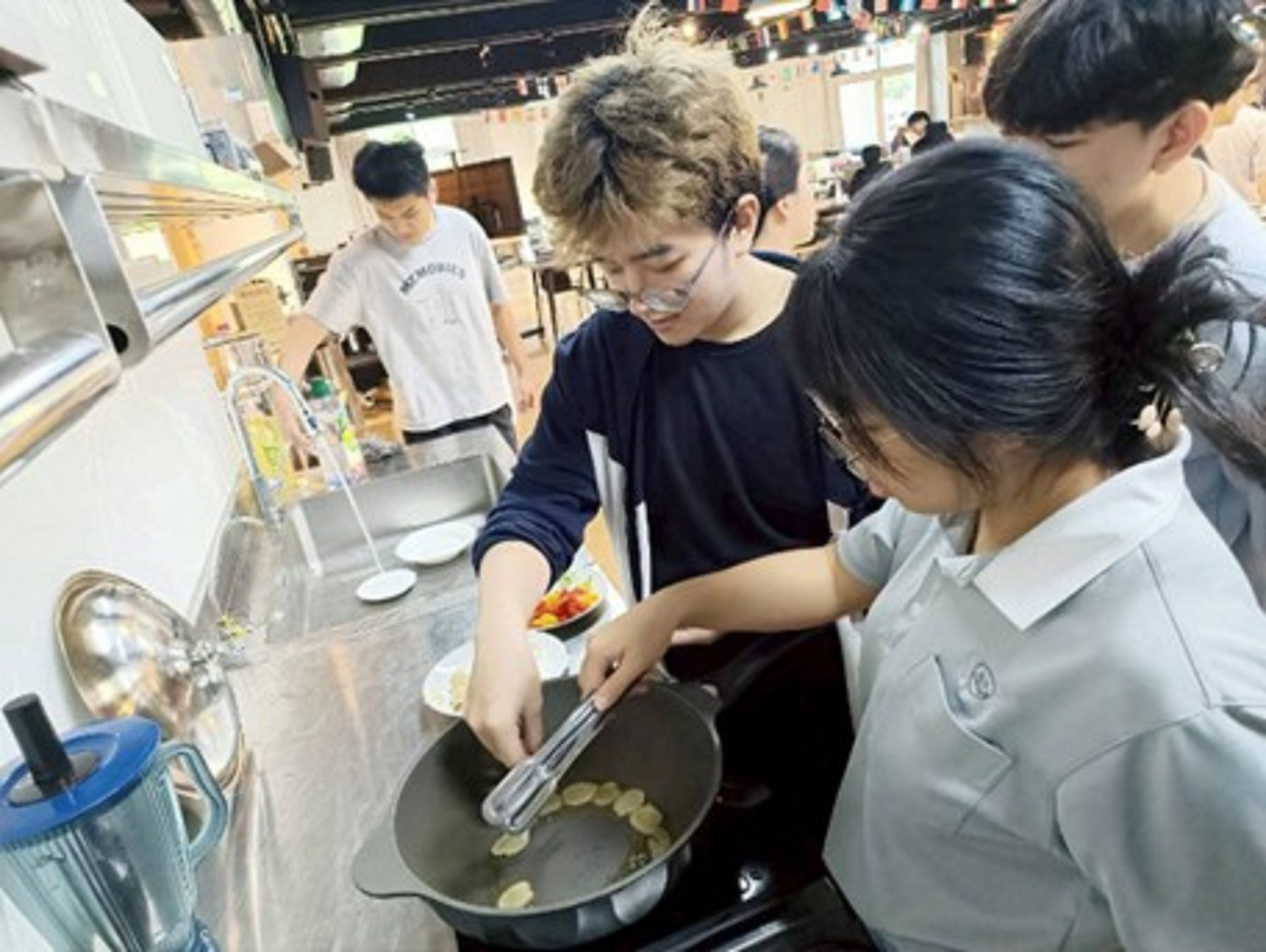 學生製作胡麻菌菇涼麵、醬香素扇貝、素食塔香三杯雞情形