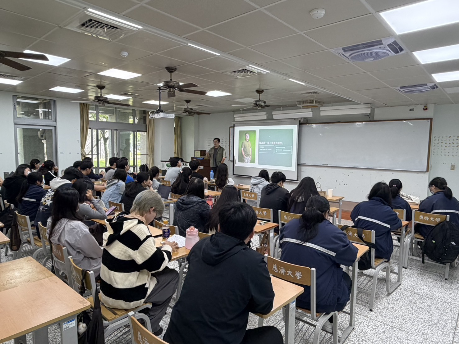 同學們認真聽講