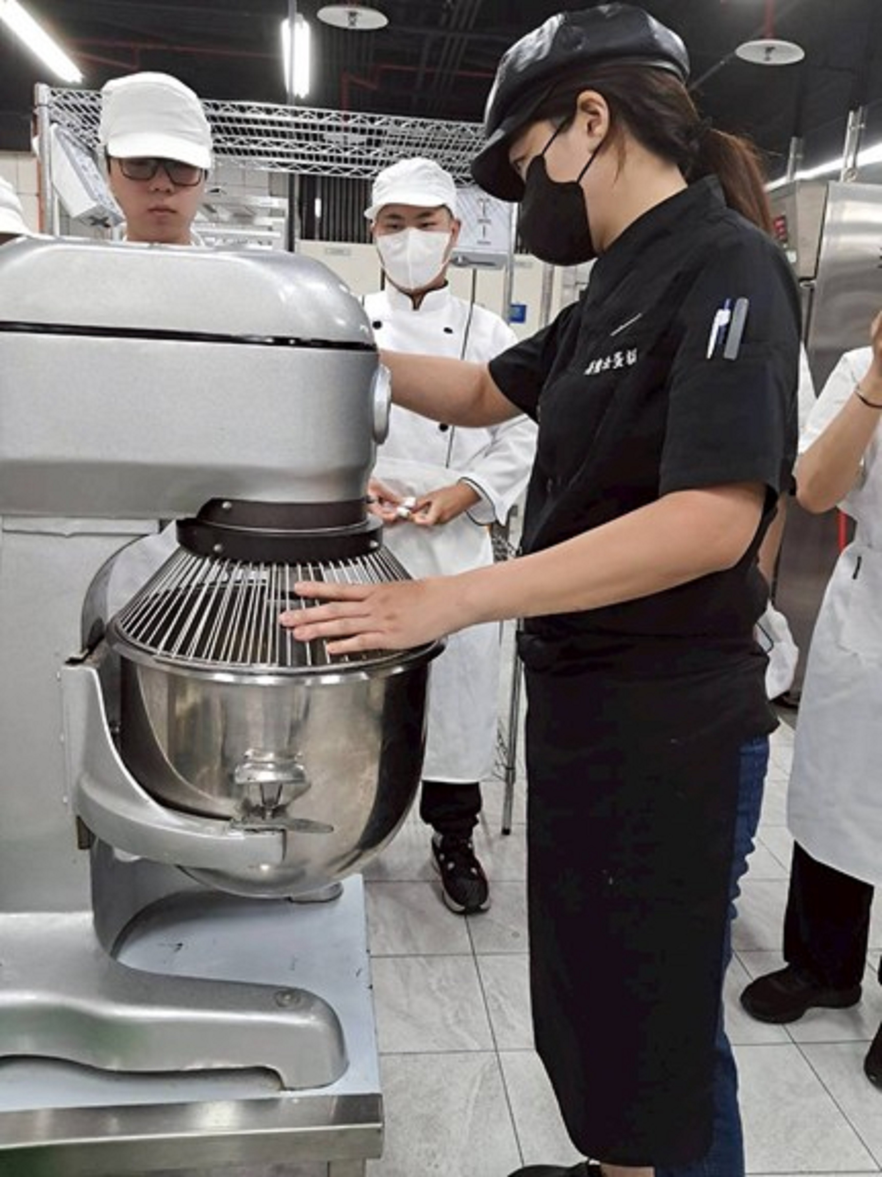 吳盈螢老師示範「手撕奶油優格餐包」製作情形