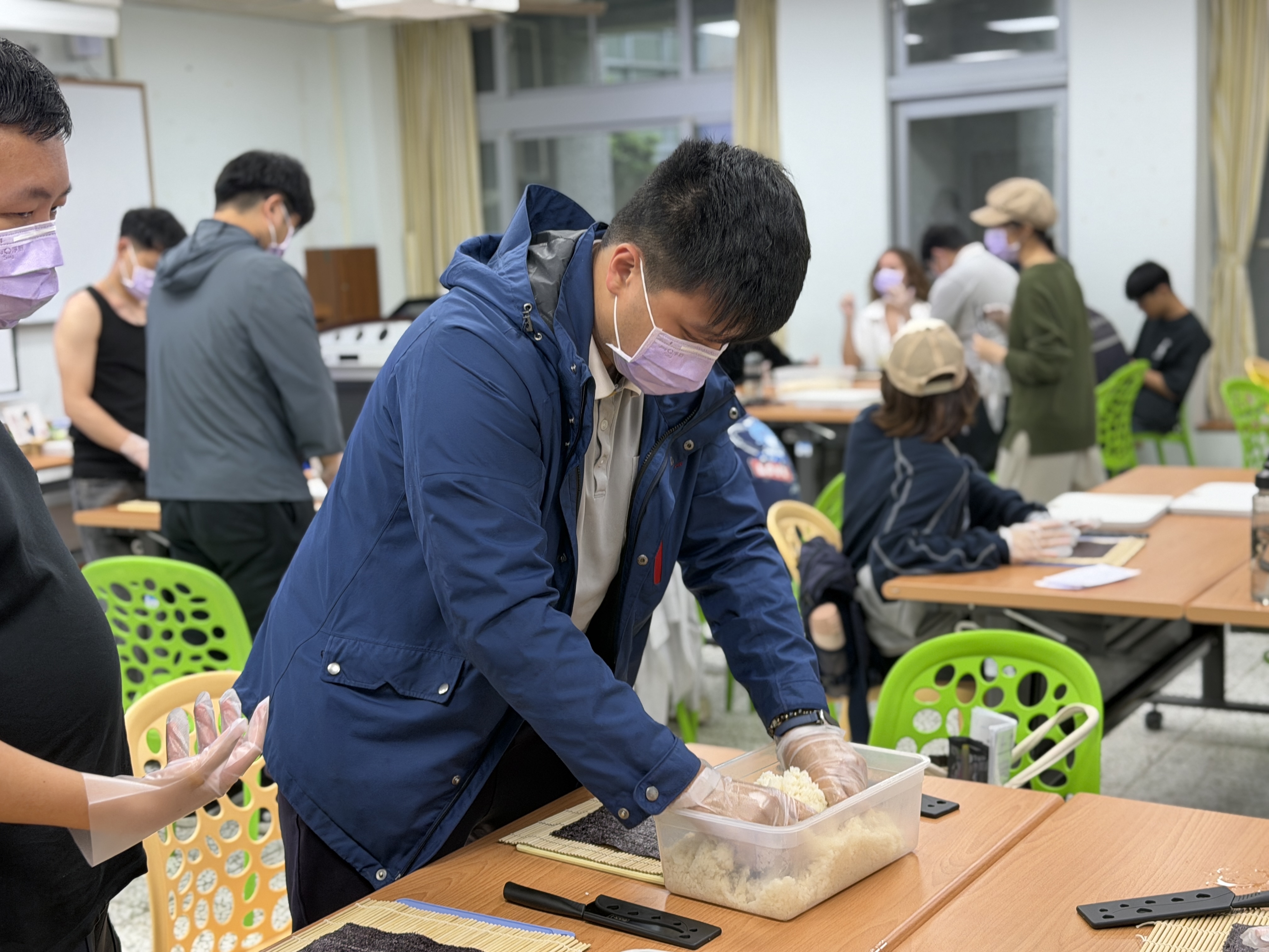 同學認真做壽司