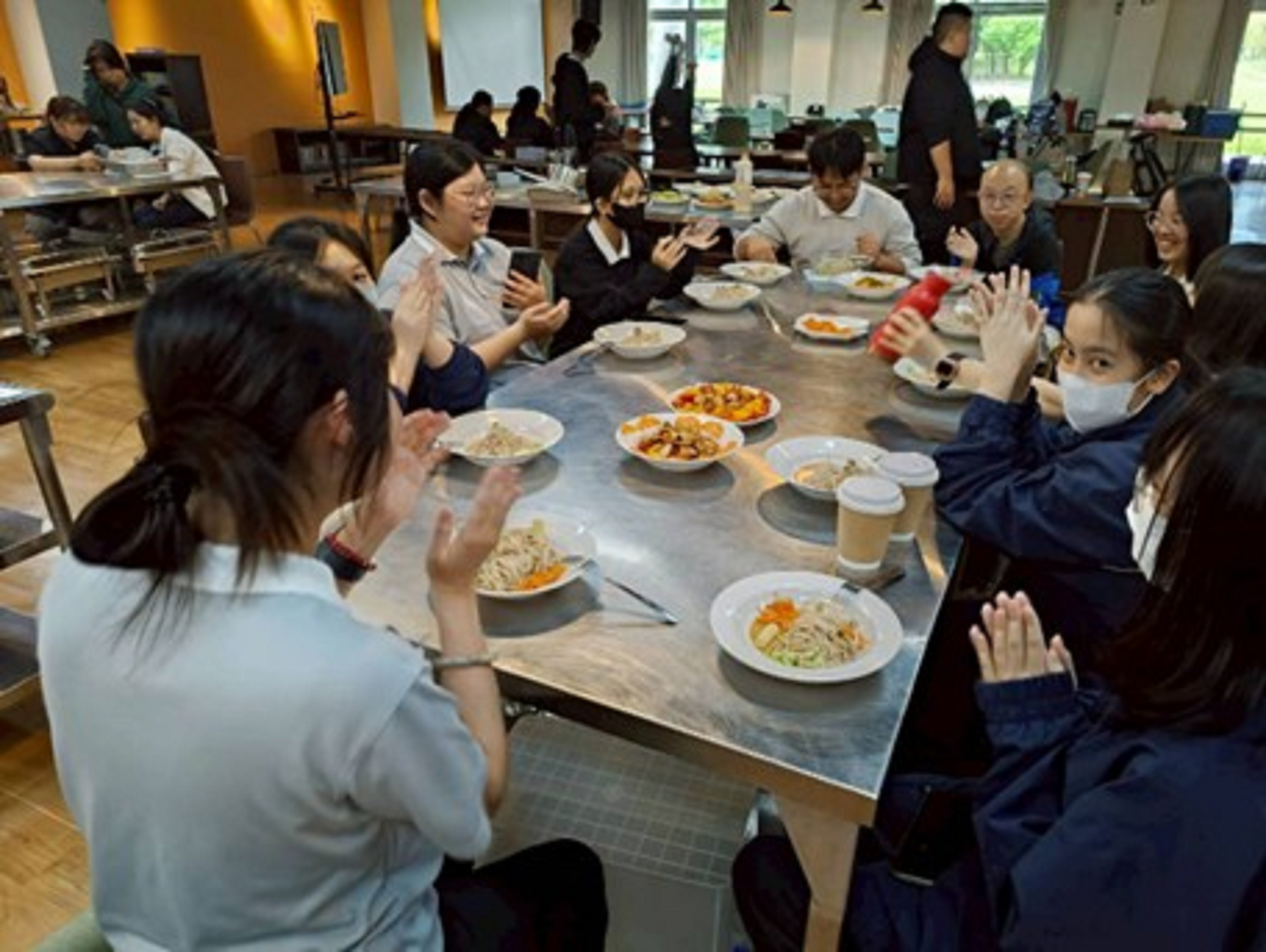 學生享用胡麻菌菇涼麵、醬香素扇貝、素食塔香三杯雞