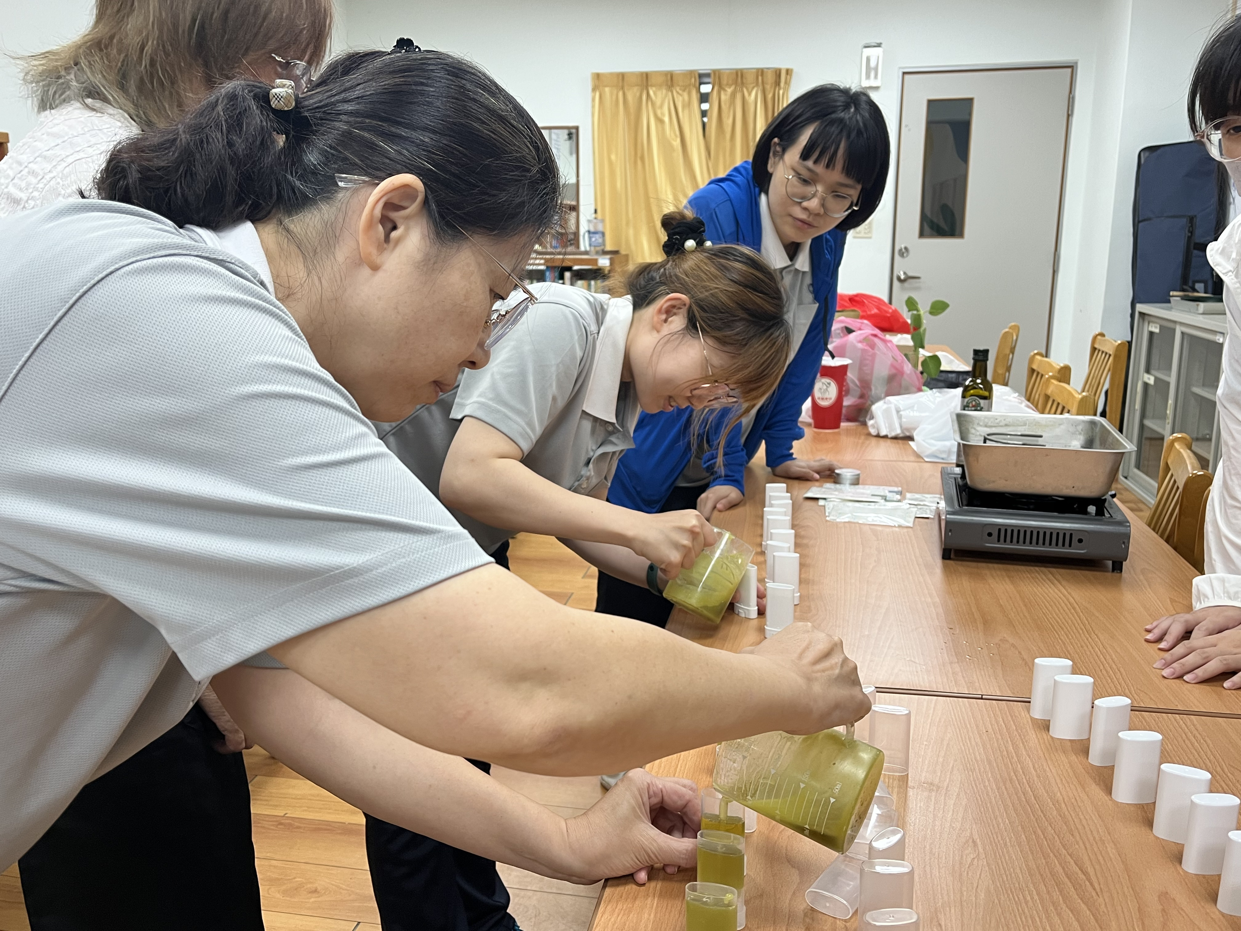 同學體驗製作左手香膏