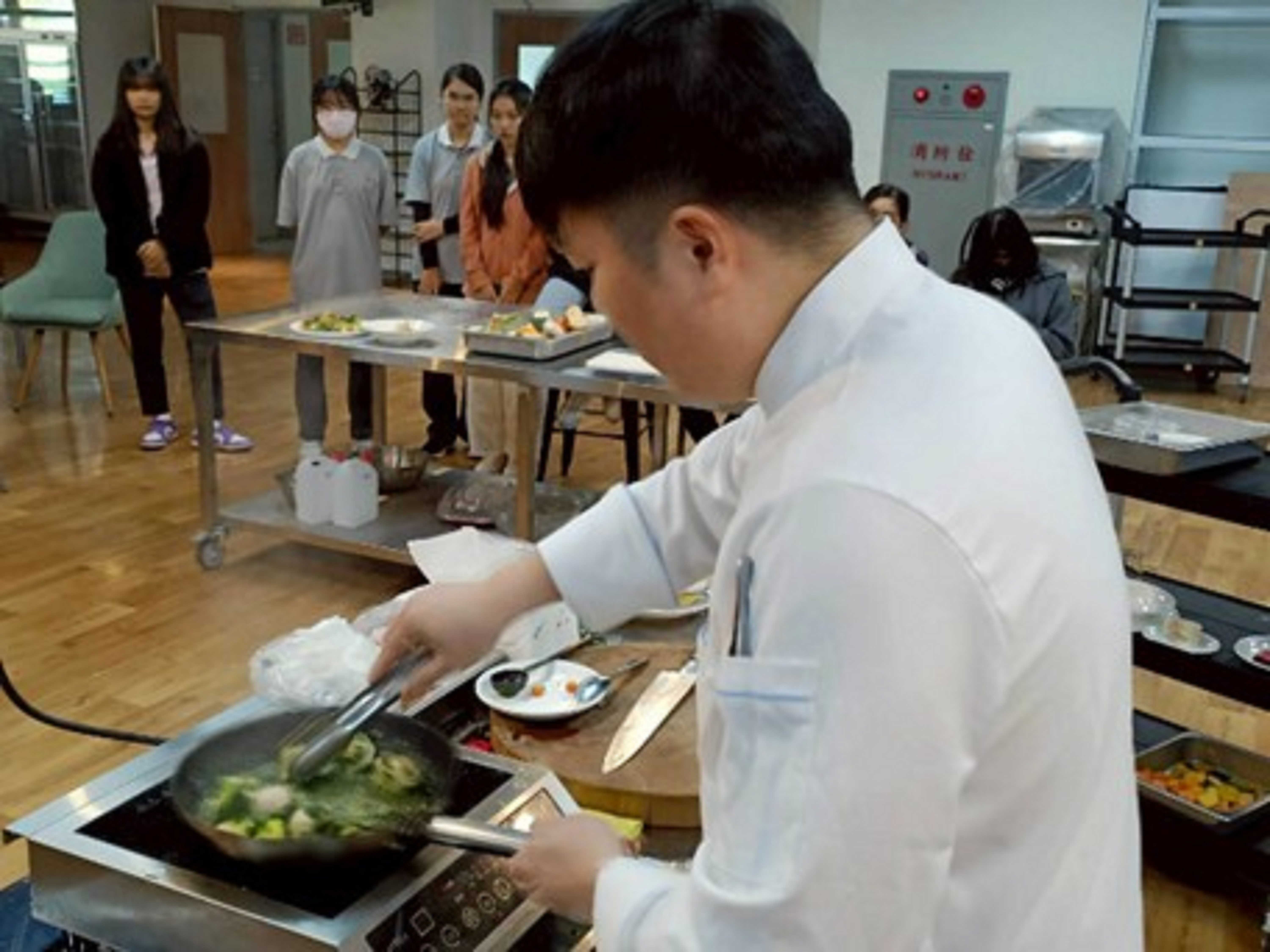 黃琦瑋老師示範青醬蔬食義大利麵餃、焗烤南瓜濃湯、田園小農生菜沙拉佐和風醬汁料理