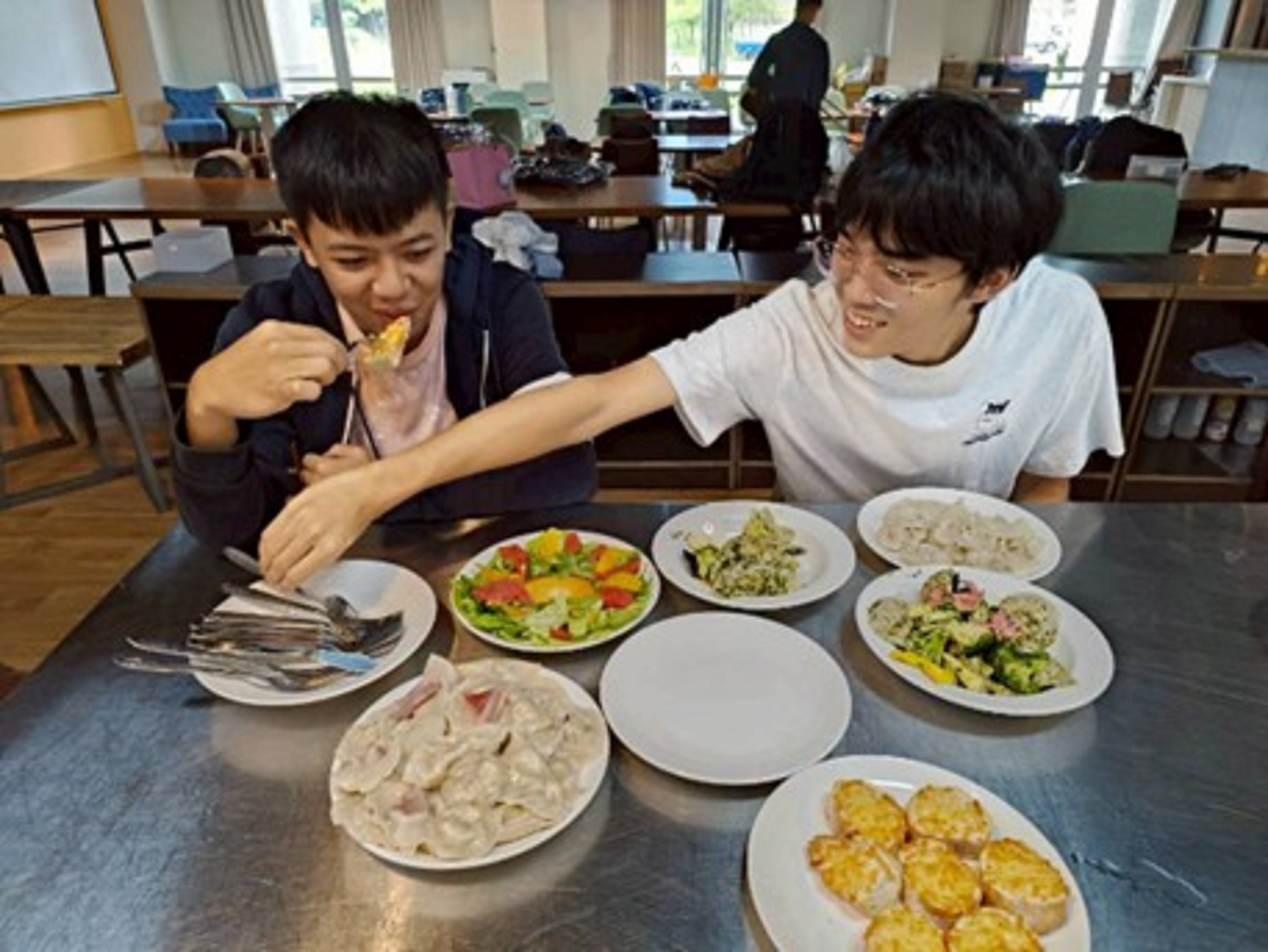 學生享用青醬蔬食義大利麵餃、焗烤南瓜濃湯、田園小農生菜沙拉佐和風醬汁料理
