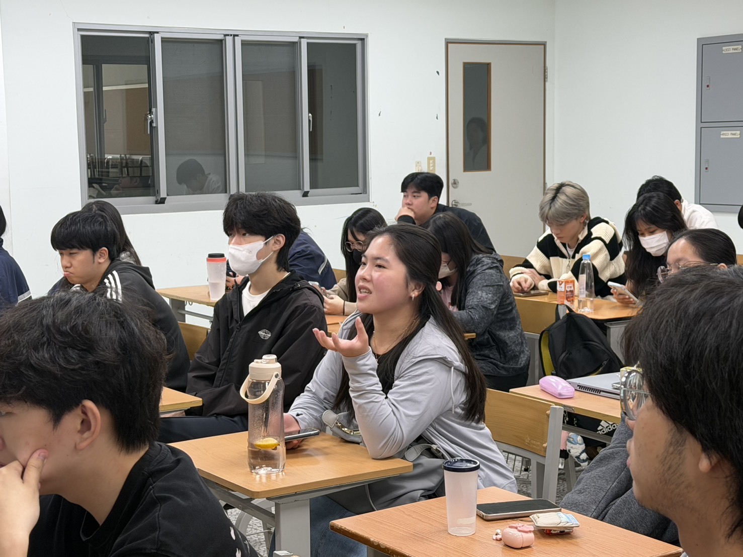 學生熱烈與講師互動