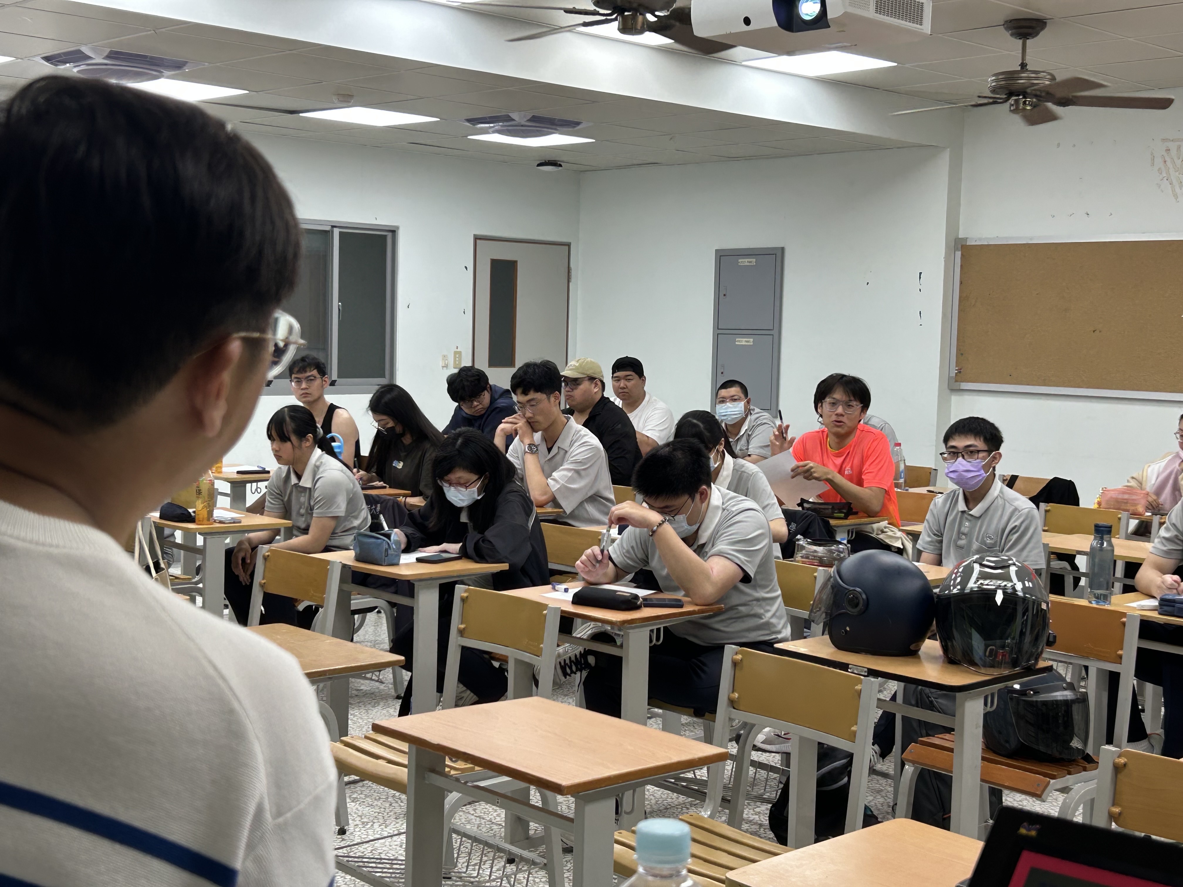 學生們聚精會神地聽講師分享