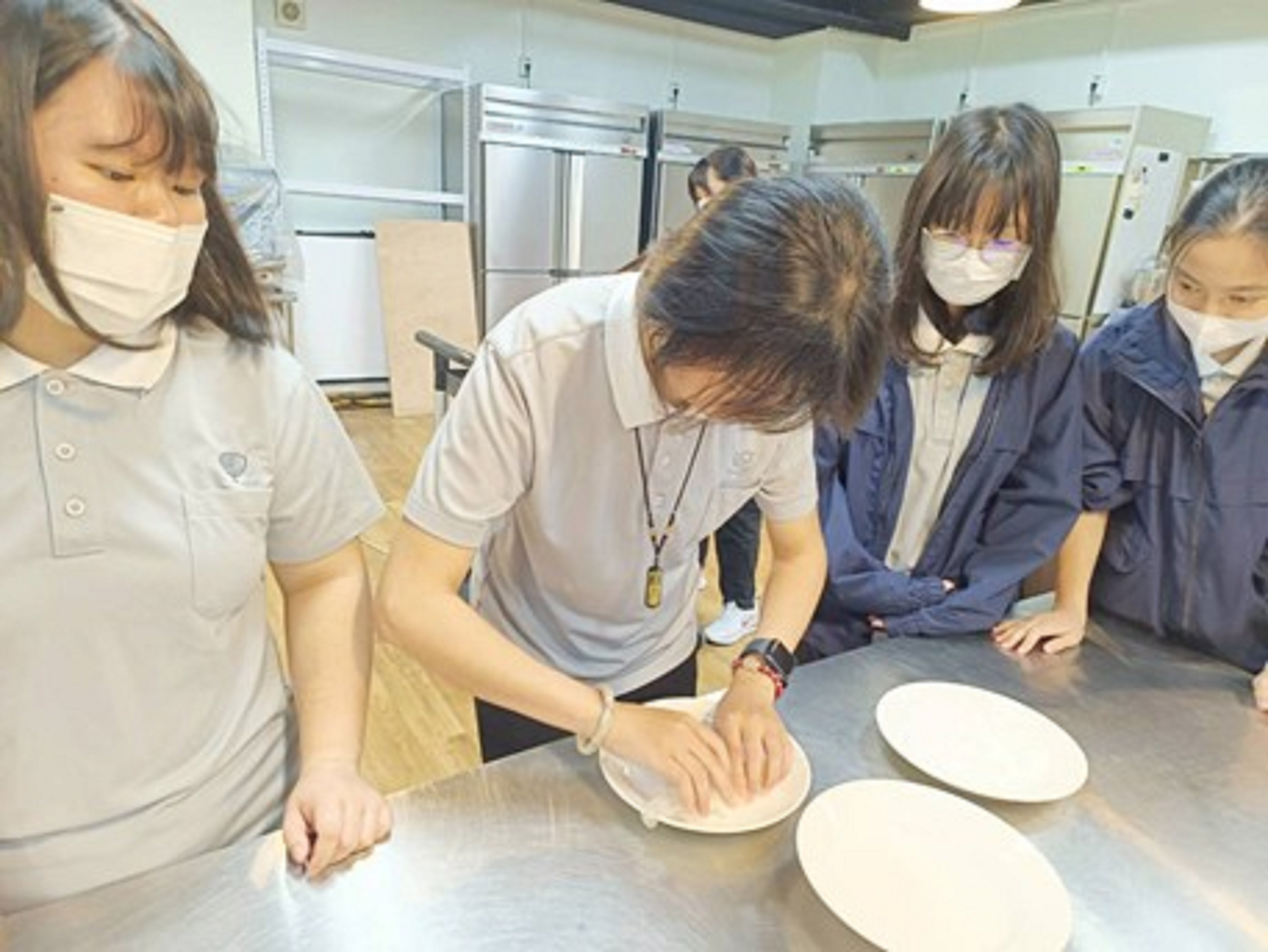 學生製作胡麻菌菇涼麵、醬香素扇貝、素食塔香三杯雞情形