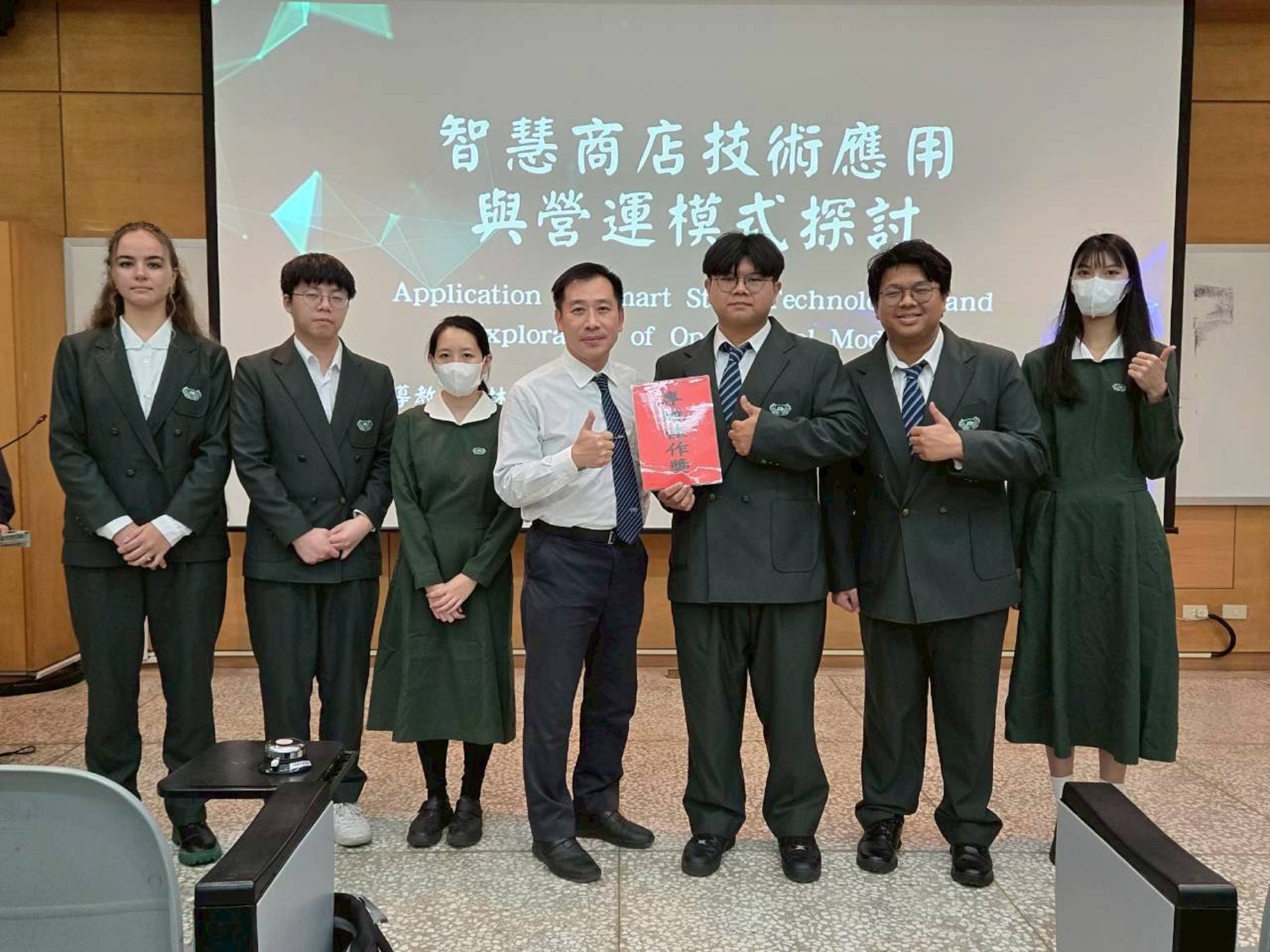 「AI賦能智慧商店」團隊獲得專題佳作獎