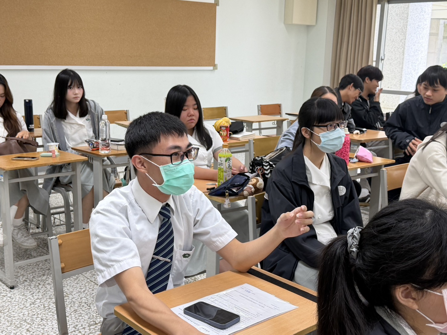 同學舉手詢問問題