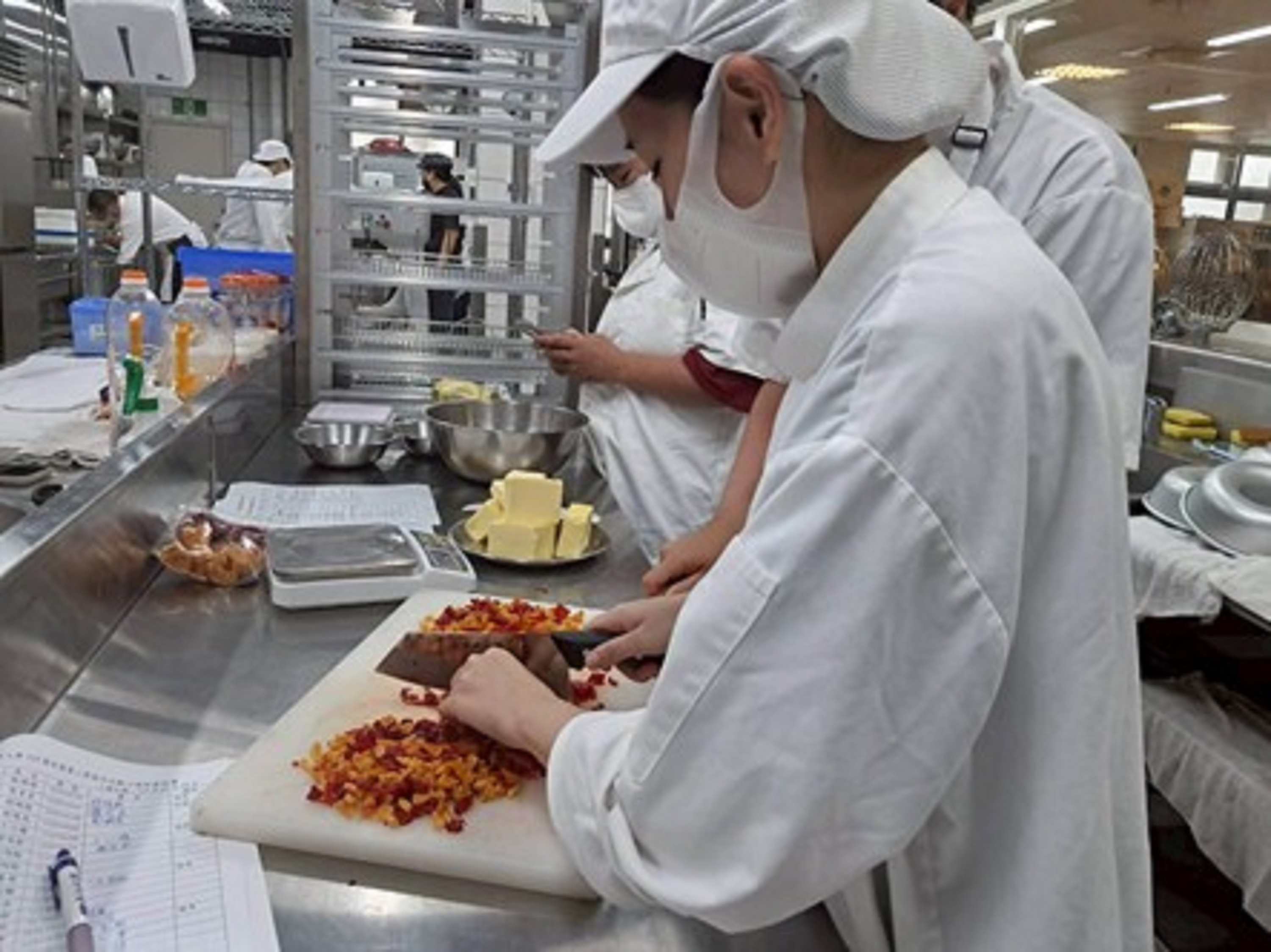 同學製作「手撕奶油優格餐包」情形