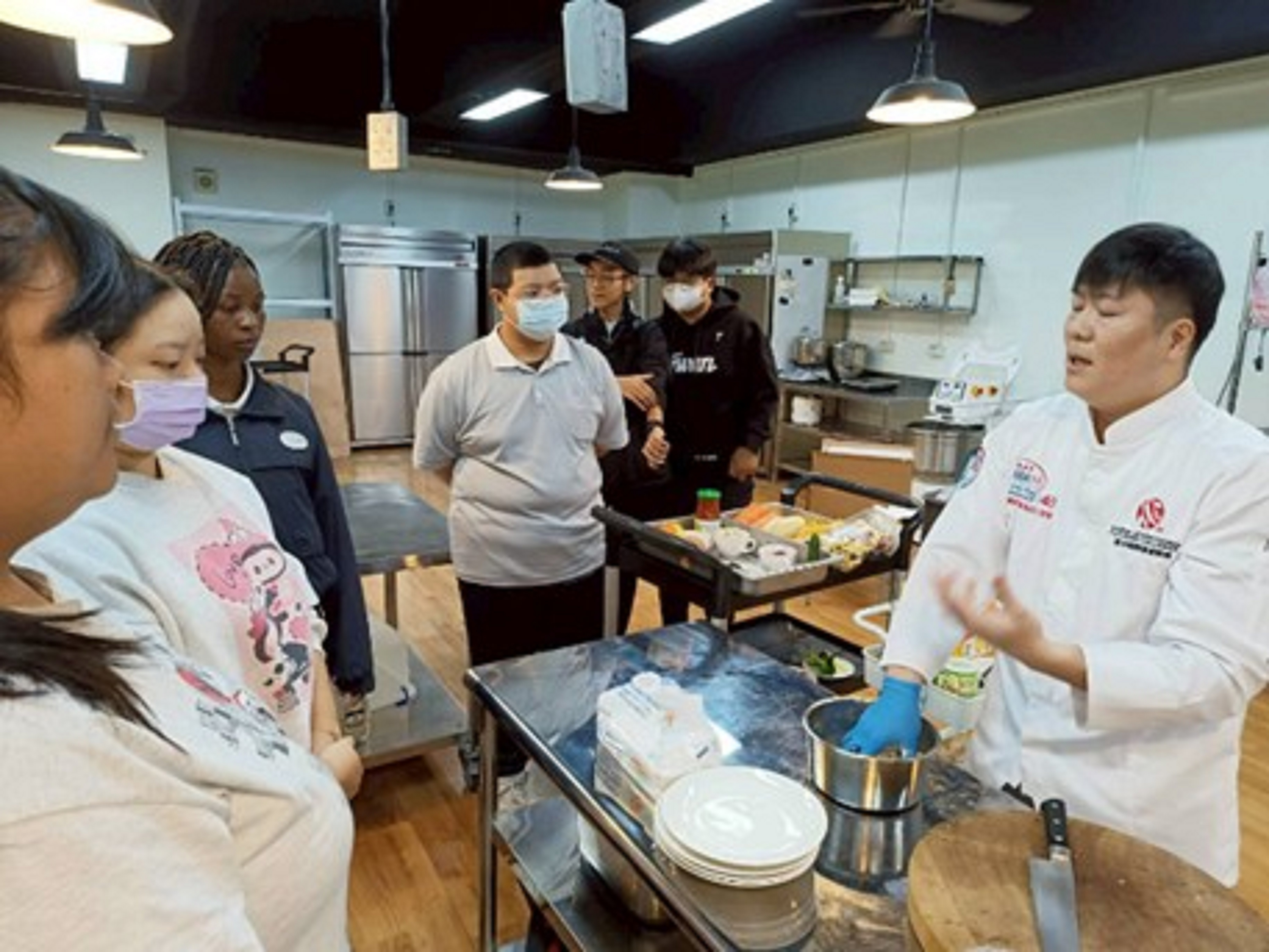 黃琦瑋老師示範蕃茄蔬食義大利麵餃、焗烤南瓜濃湯、田園小農生菜沙拉佐和風醬汁料理