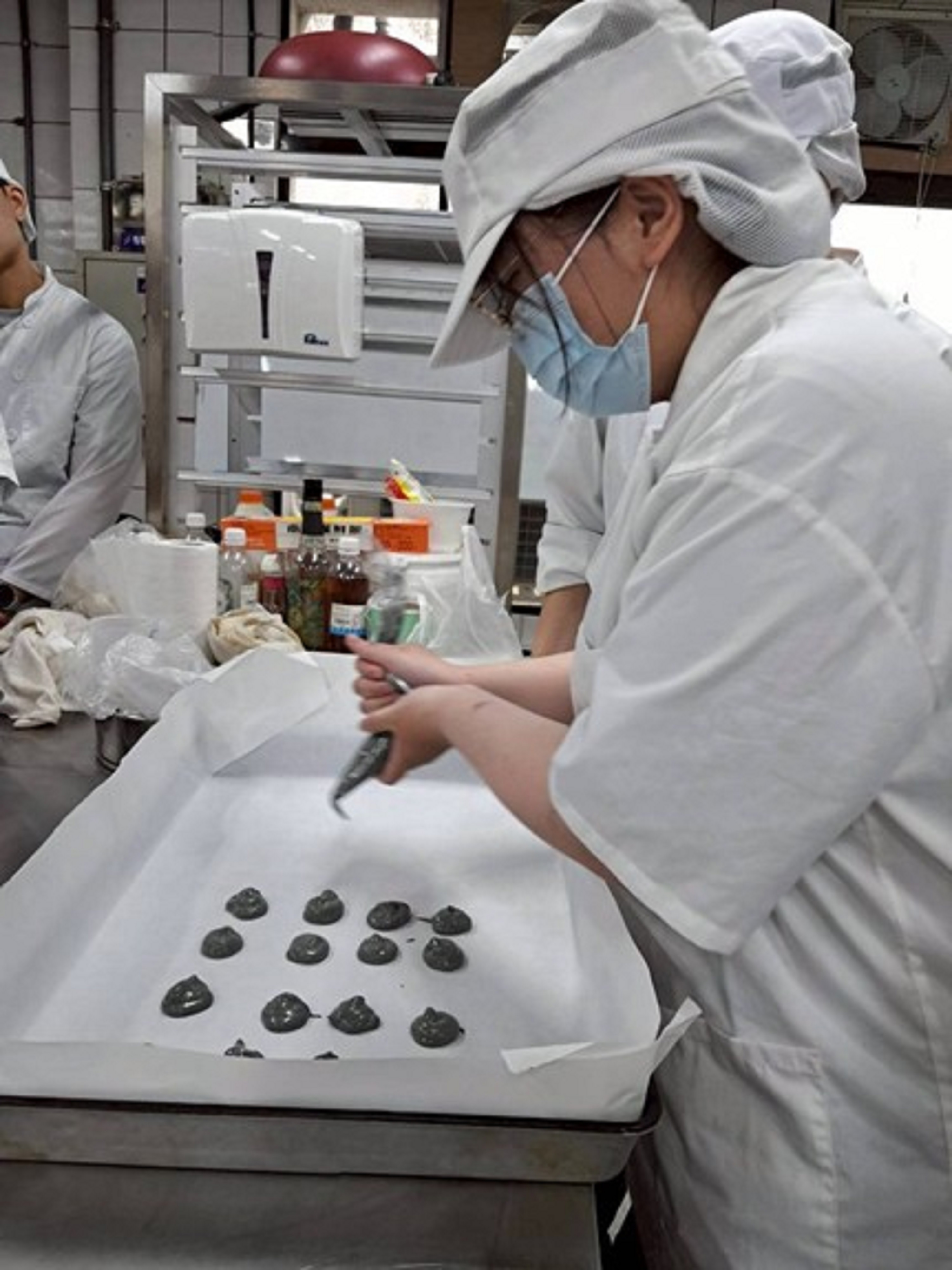 同學製作「彩繪鮮蒸芋泥蛋糕捲」情形