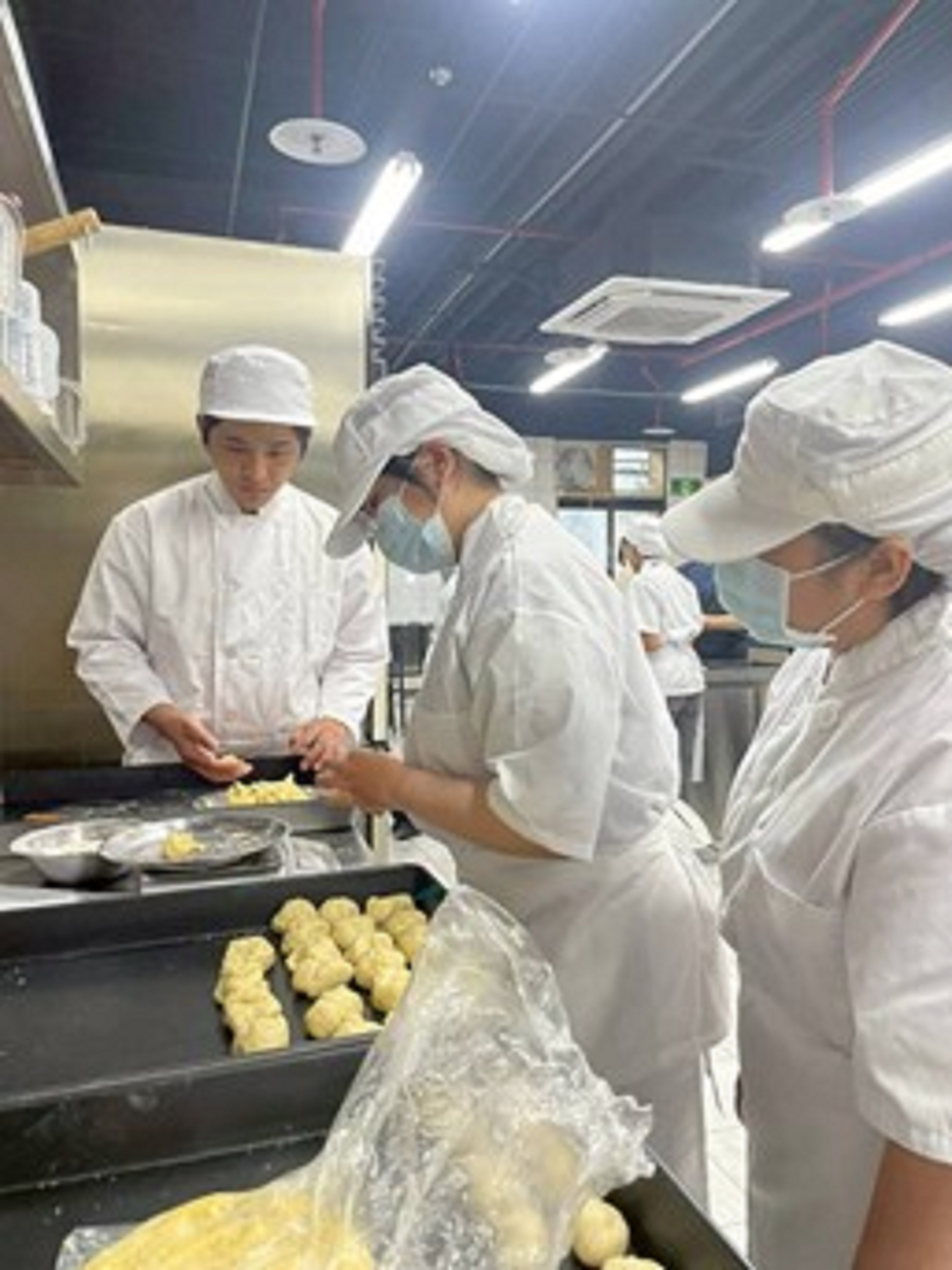 學生製作香椿綠豆椪、牛舌餅、紅茶一口鳳梨酥情形