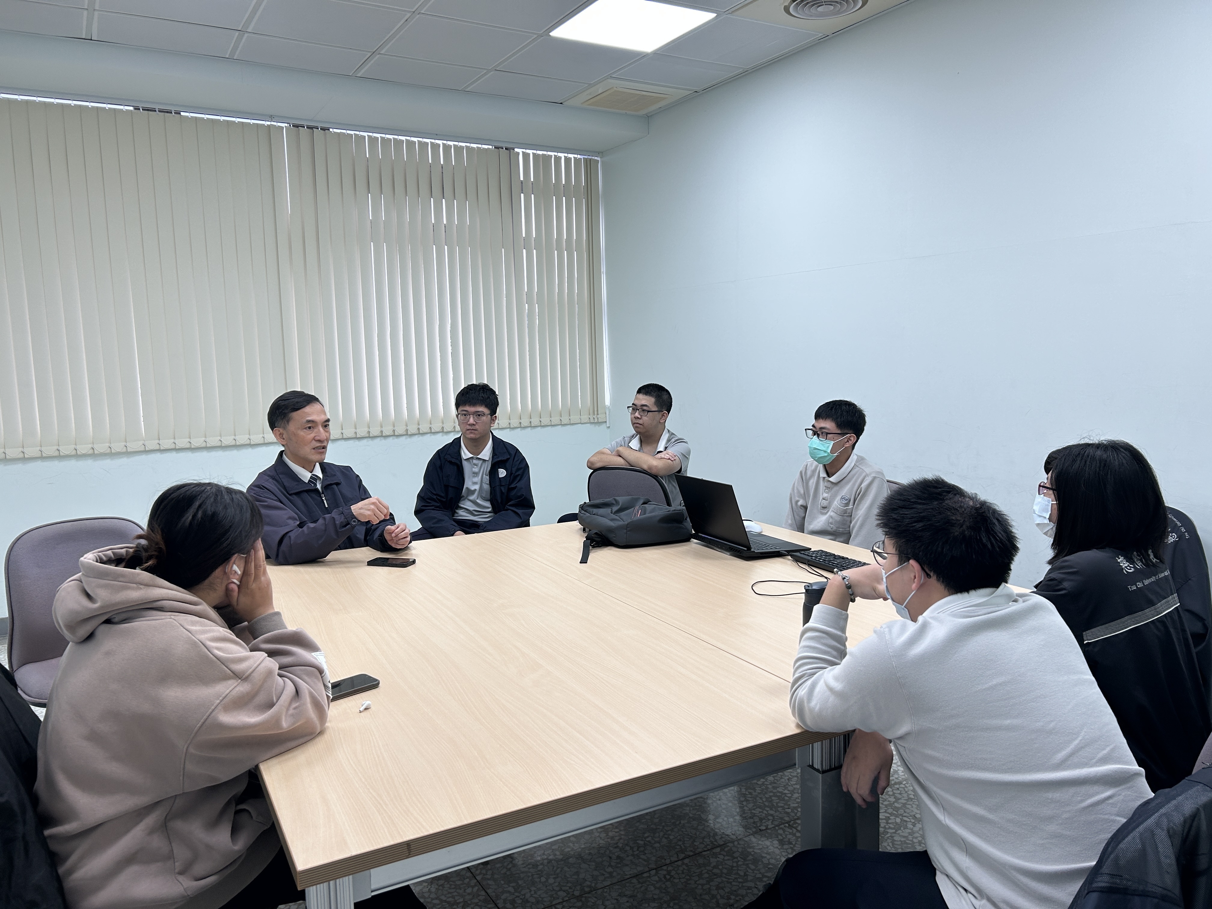 校園尋路：慈大空間查詢平台小組例行開會中