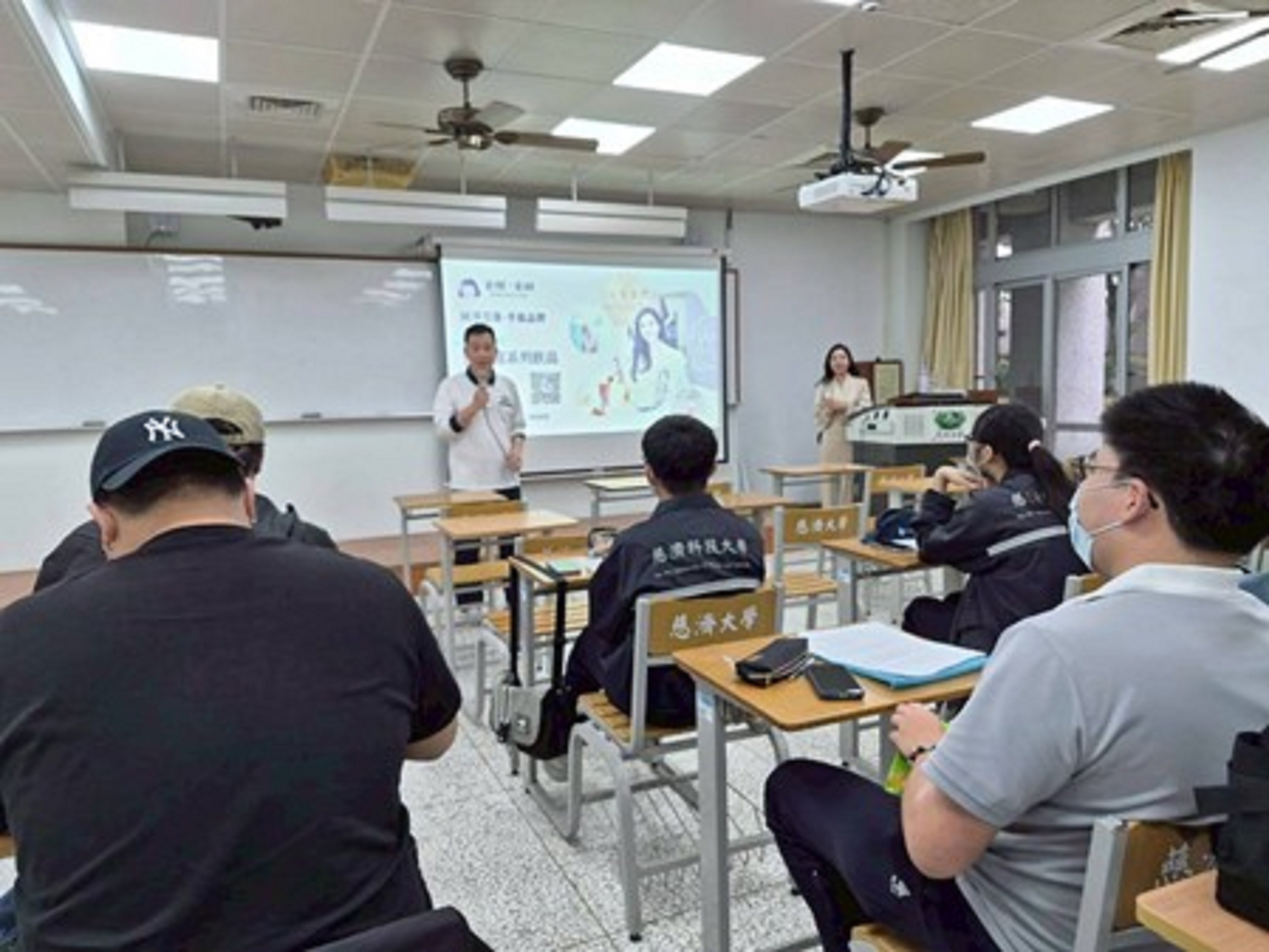 徐宜成老師介紹講座授課教師：｢來唄來杯｣創辦人-戴可絜老師