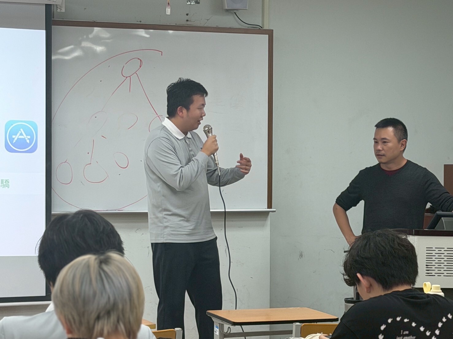 同學上台發表自己的即時創意廣告提案