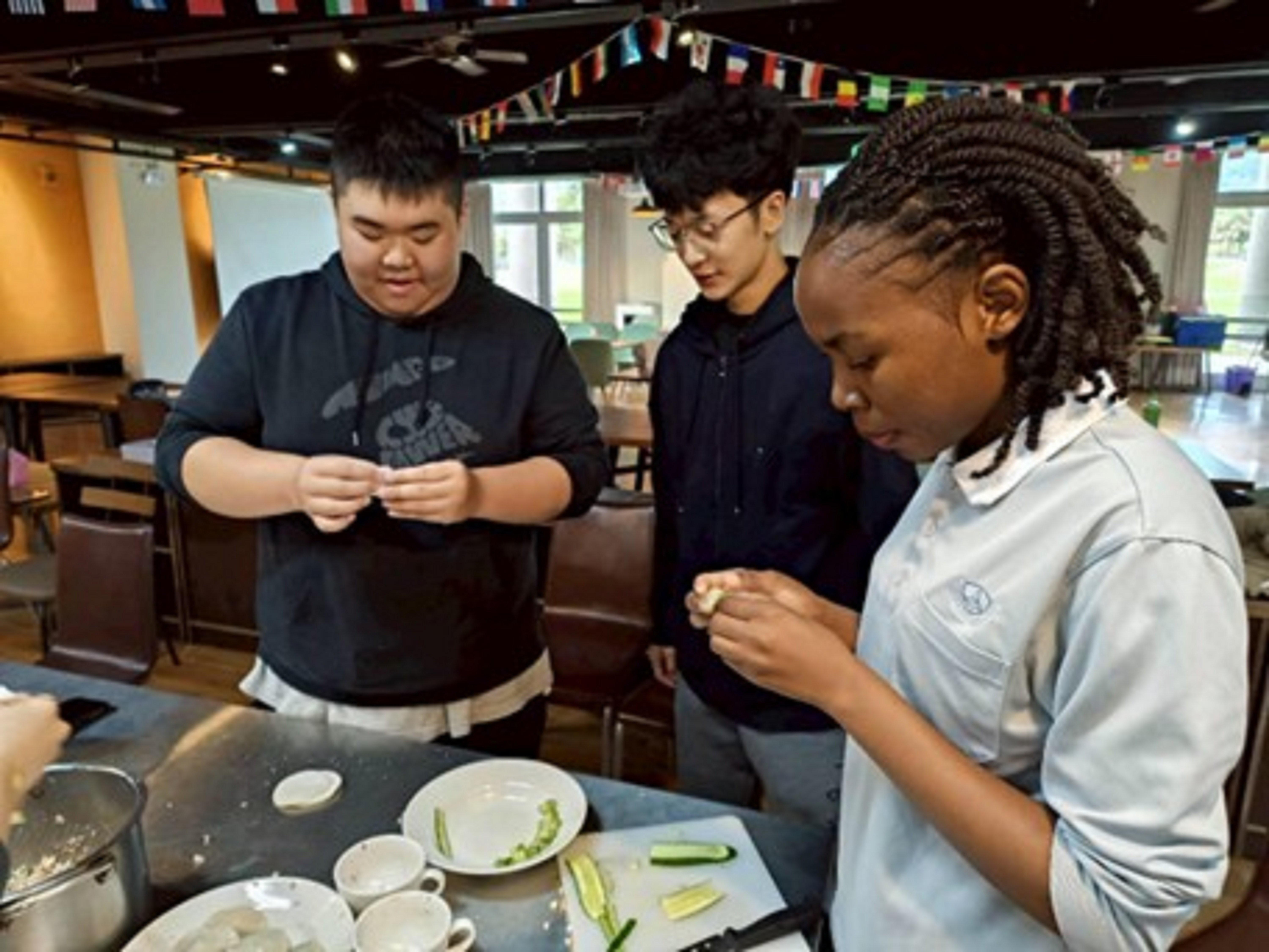學生製作蕃茄蔬食義大利麵餃、焗烤南瓜濃湯、田園小農生菜沙拉佐和風醬汁料理情形