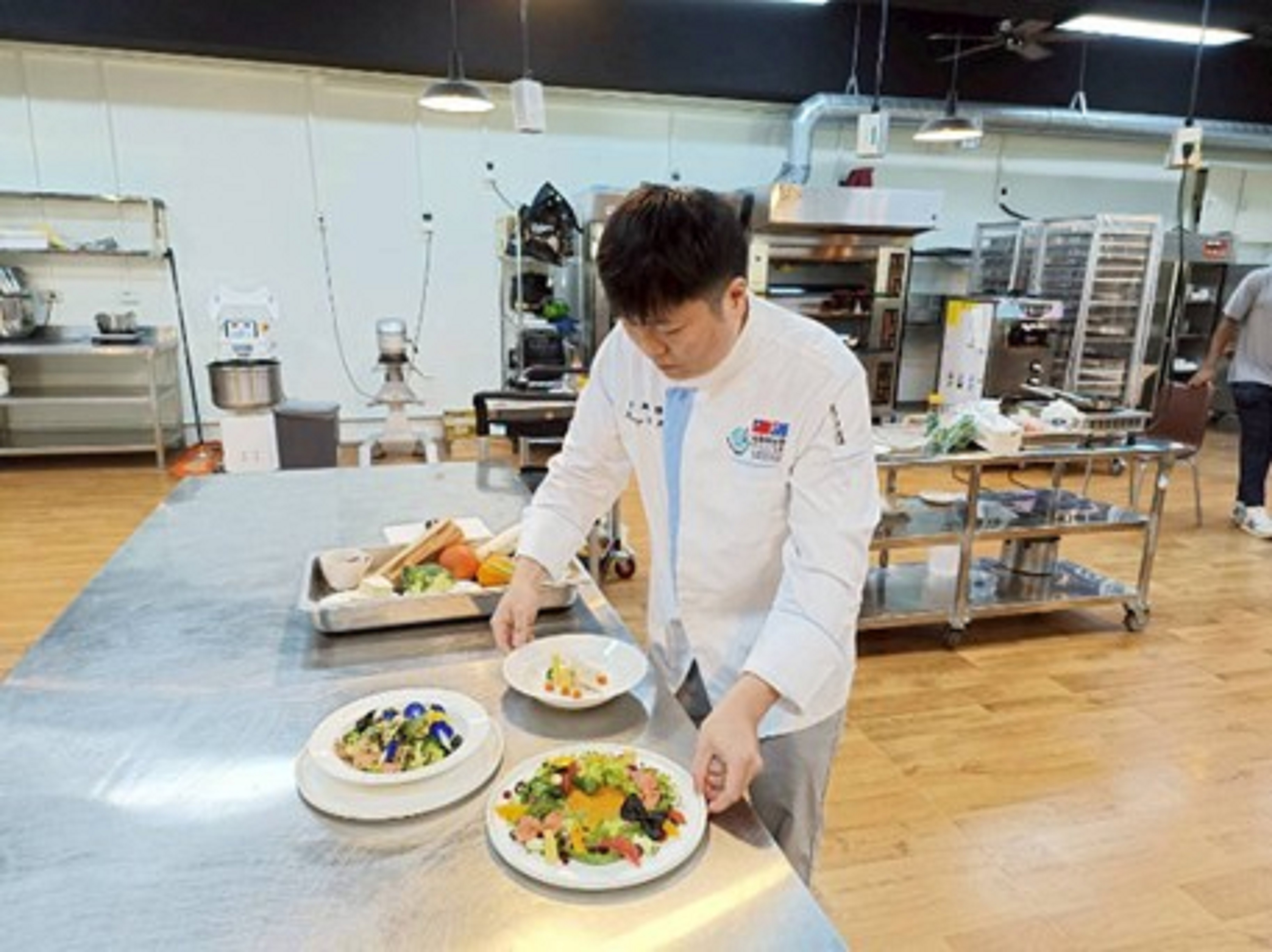 黃琦瑋老師示範青醬蔬食義大利麵餃、焗烤南瓜濃湯、田園小農生菜沙拉佐和風醬汁料理