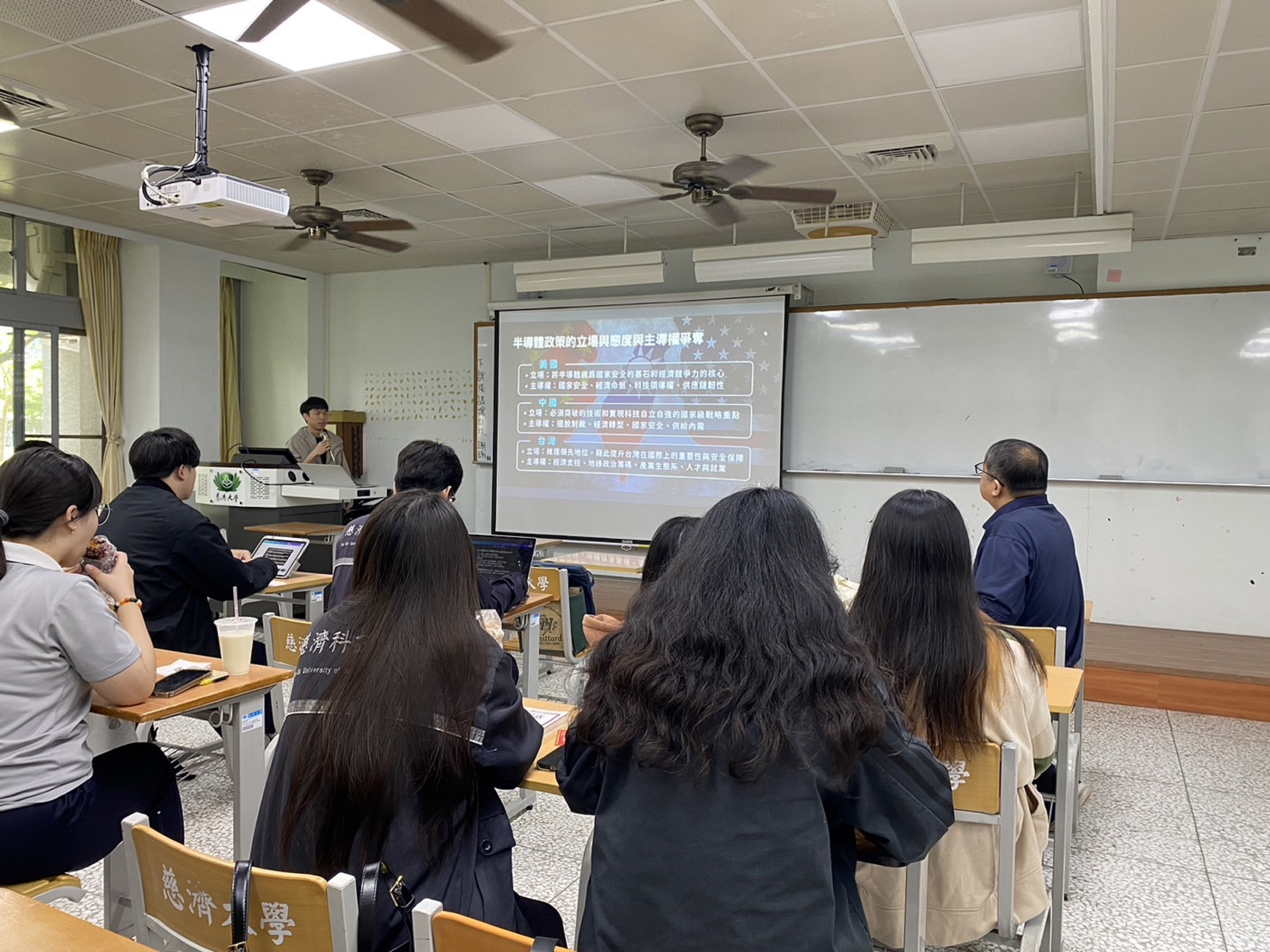 每組簡報後，侯處長皆給予具體回饋，並補充其在產業第一線的實務觀察與策略建議。