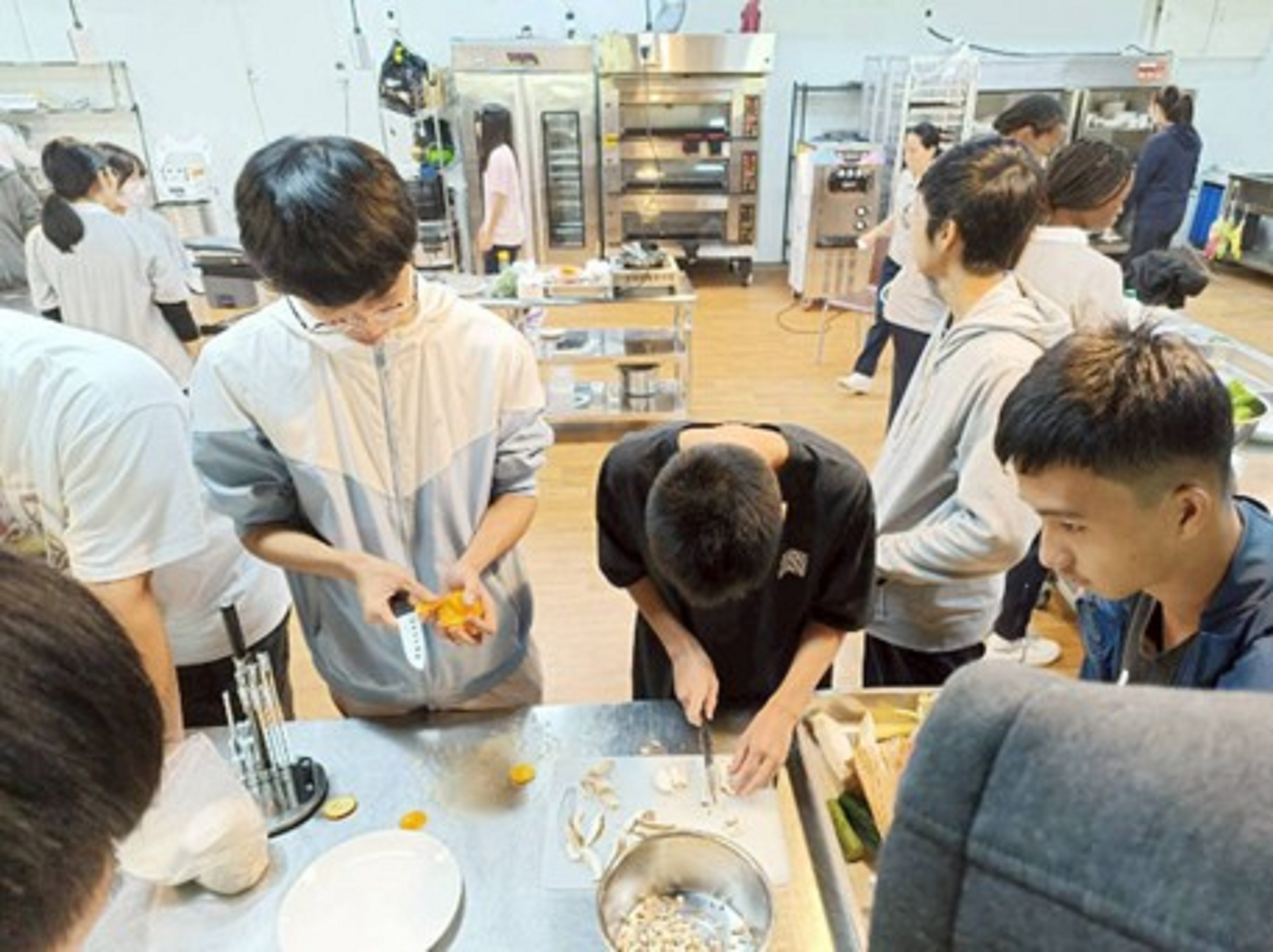 學生製作青醬蔬食義大利麵餃、焗烤南瓜濃湯、田園小農生菜沙拉佐和風醬汁料理情形