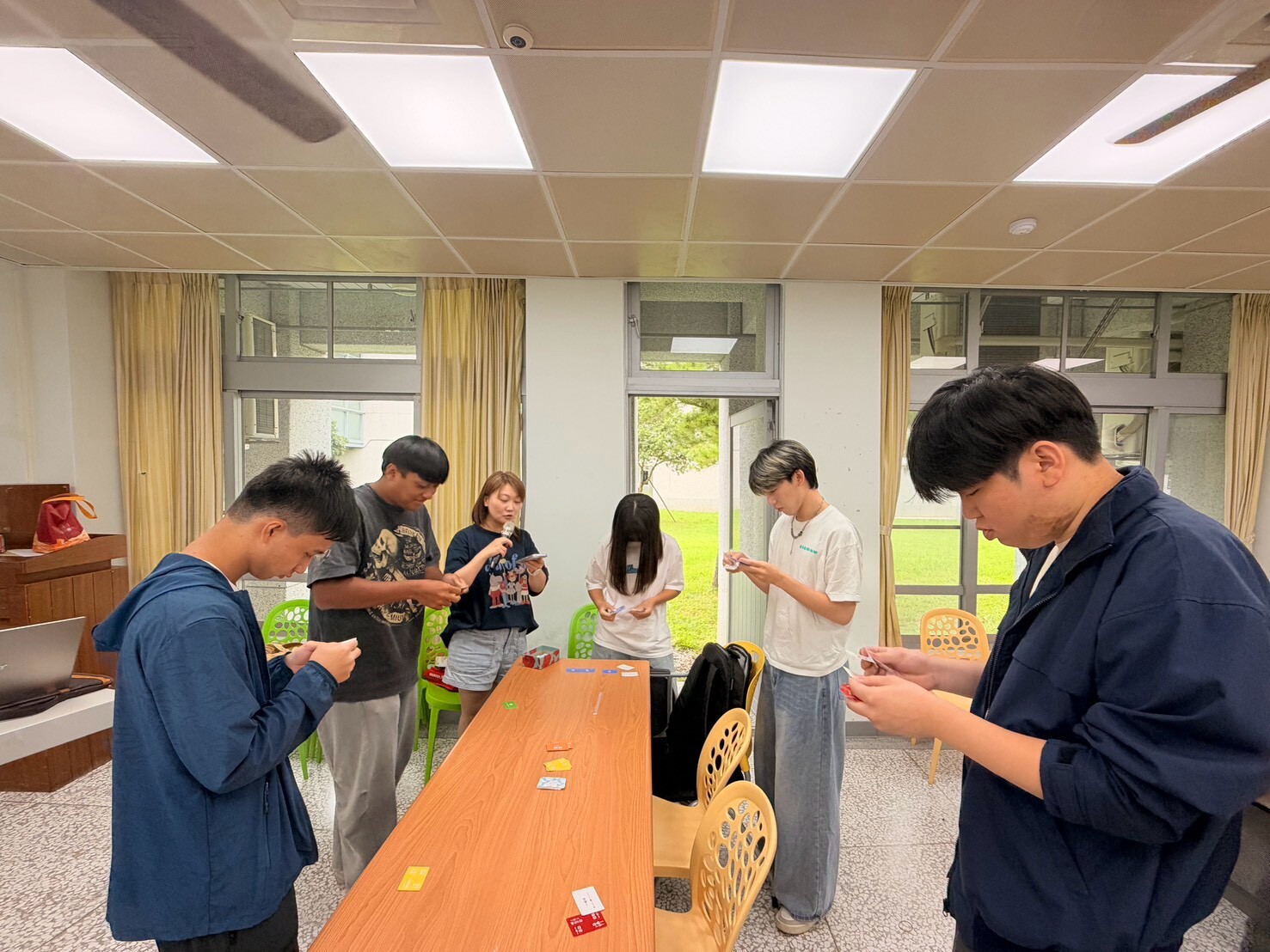 同學們認真地體驗桌遊
