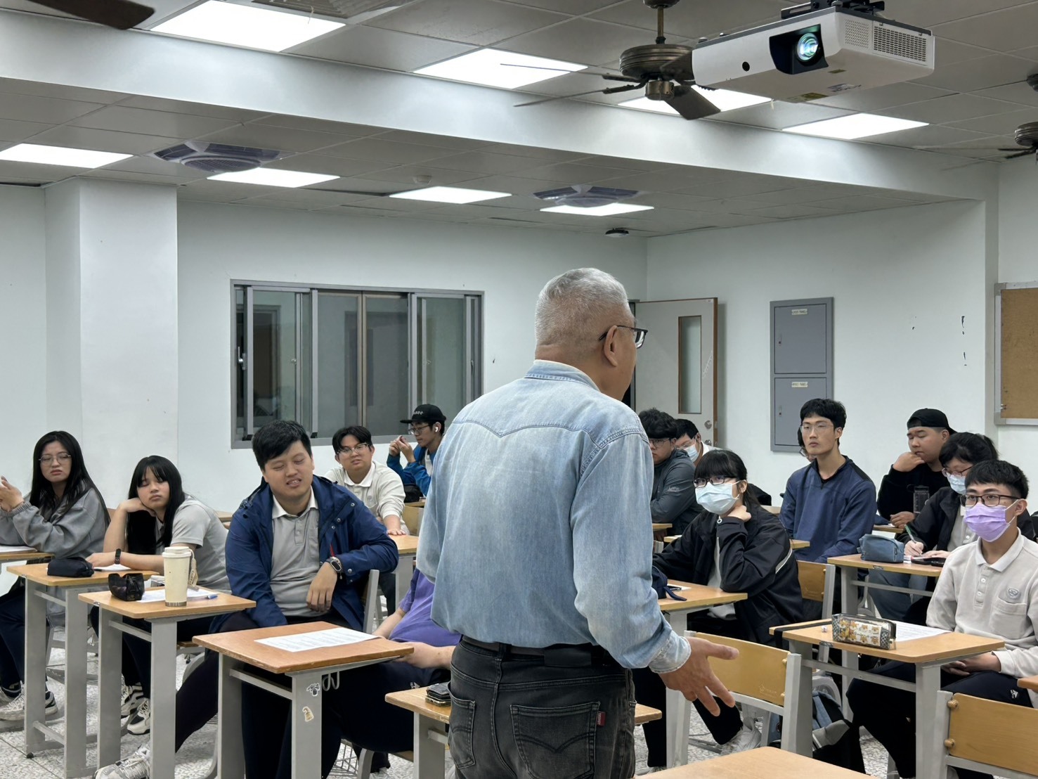 學生們聚精會神地聽講師分享