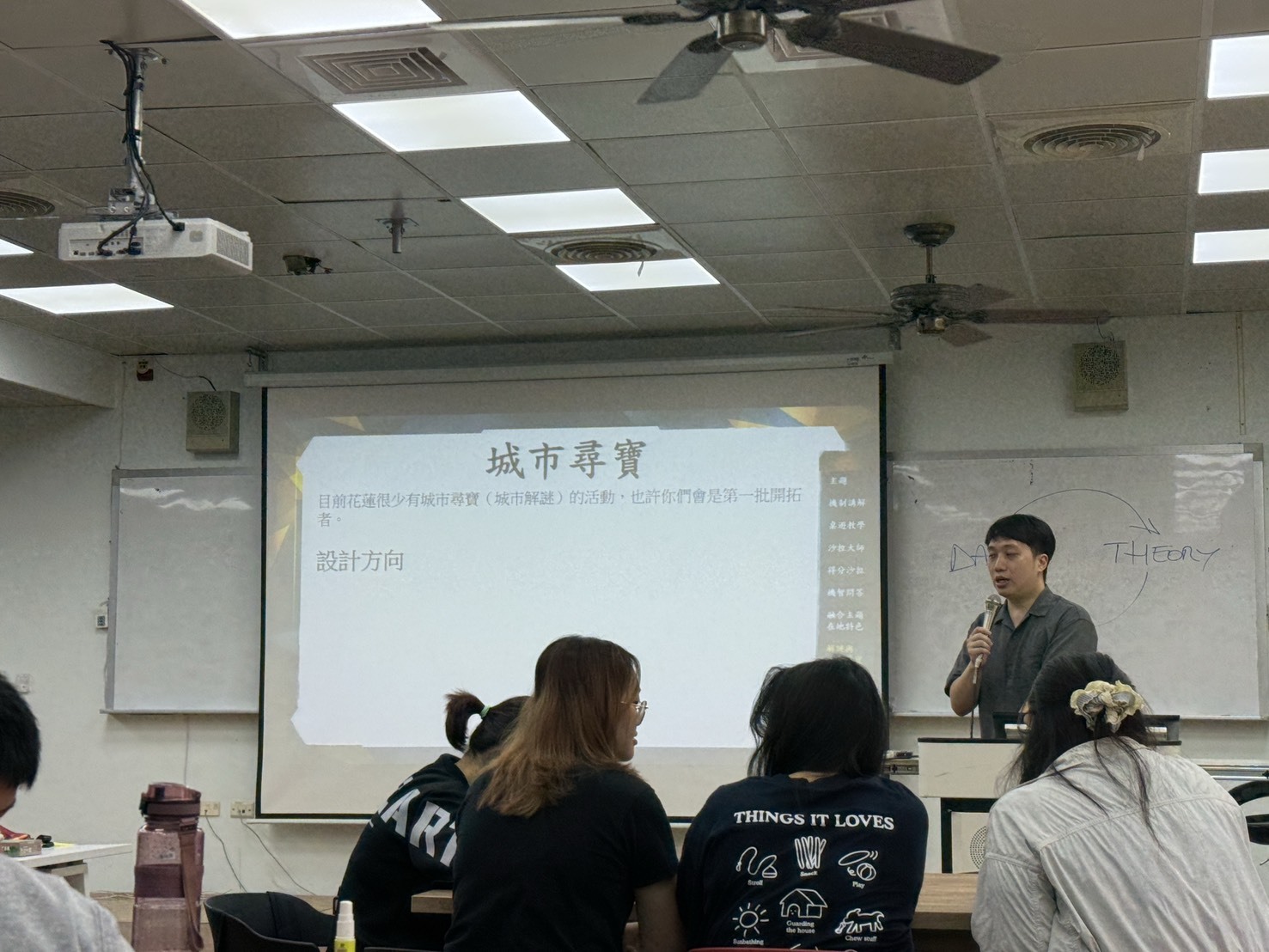 業師認真介紹桌遊玩法