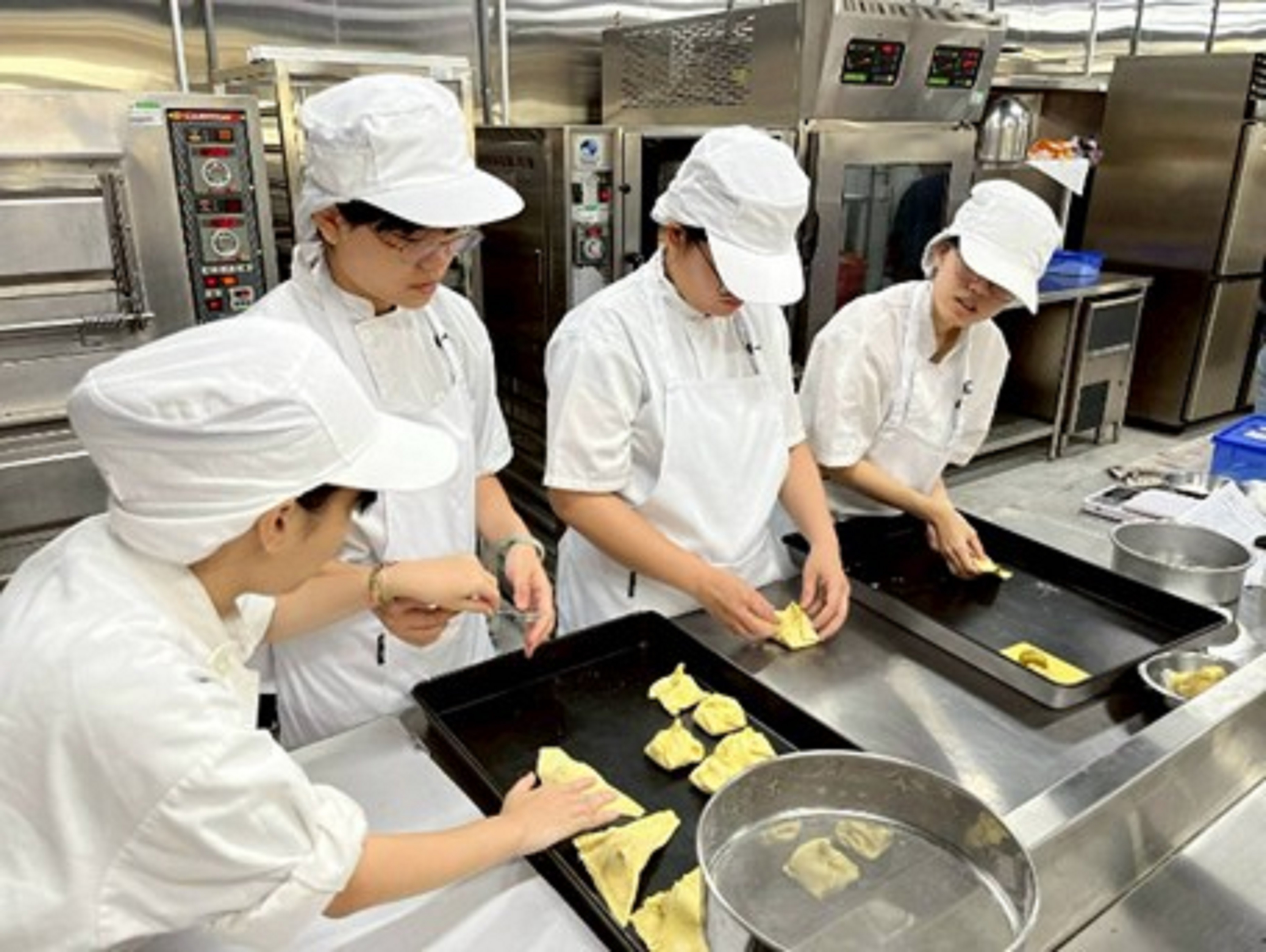 學生製作果醬三明治、地瓜杏仁酥情形