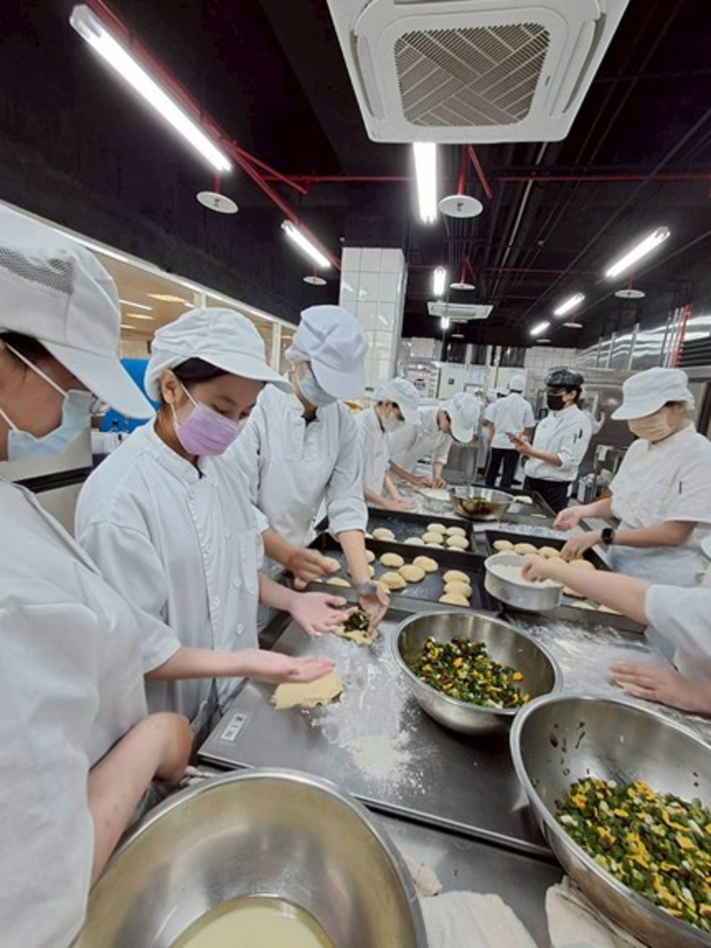 同學製作「辣味蔥剝皮辣椒起司麵包」情形