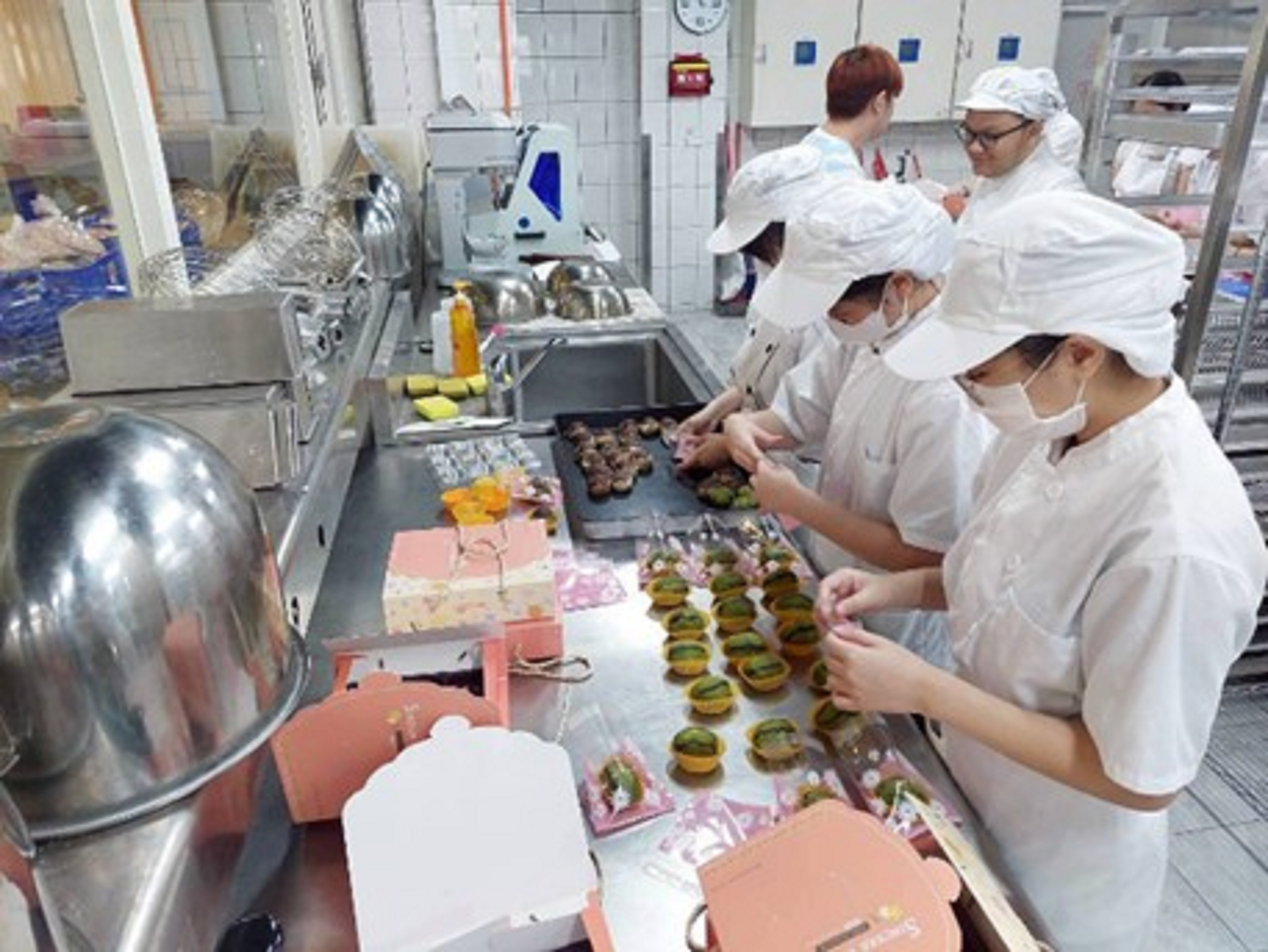 學生製作蛋黃酥、西瓜酥與芋頭酥情形