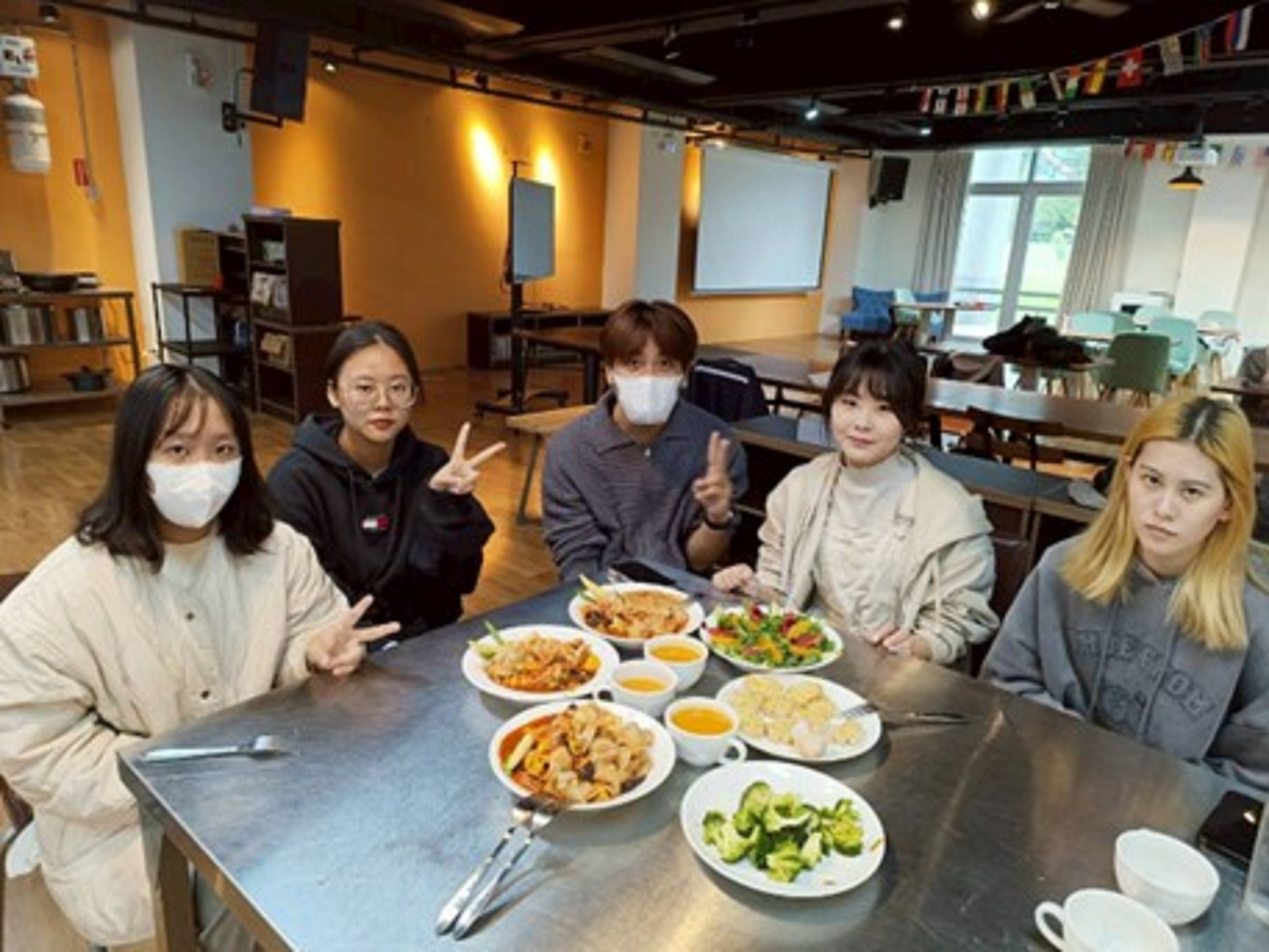 學生享用蕃茄蔬食義大利麵餃、焗烤南瓜濃湯、田園小農生菜沙拉佐和風醬汁料理